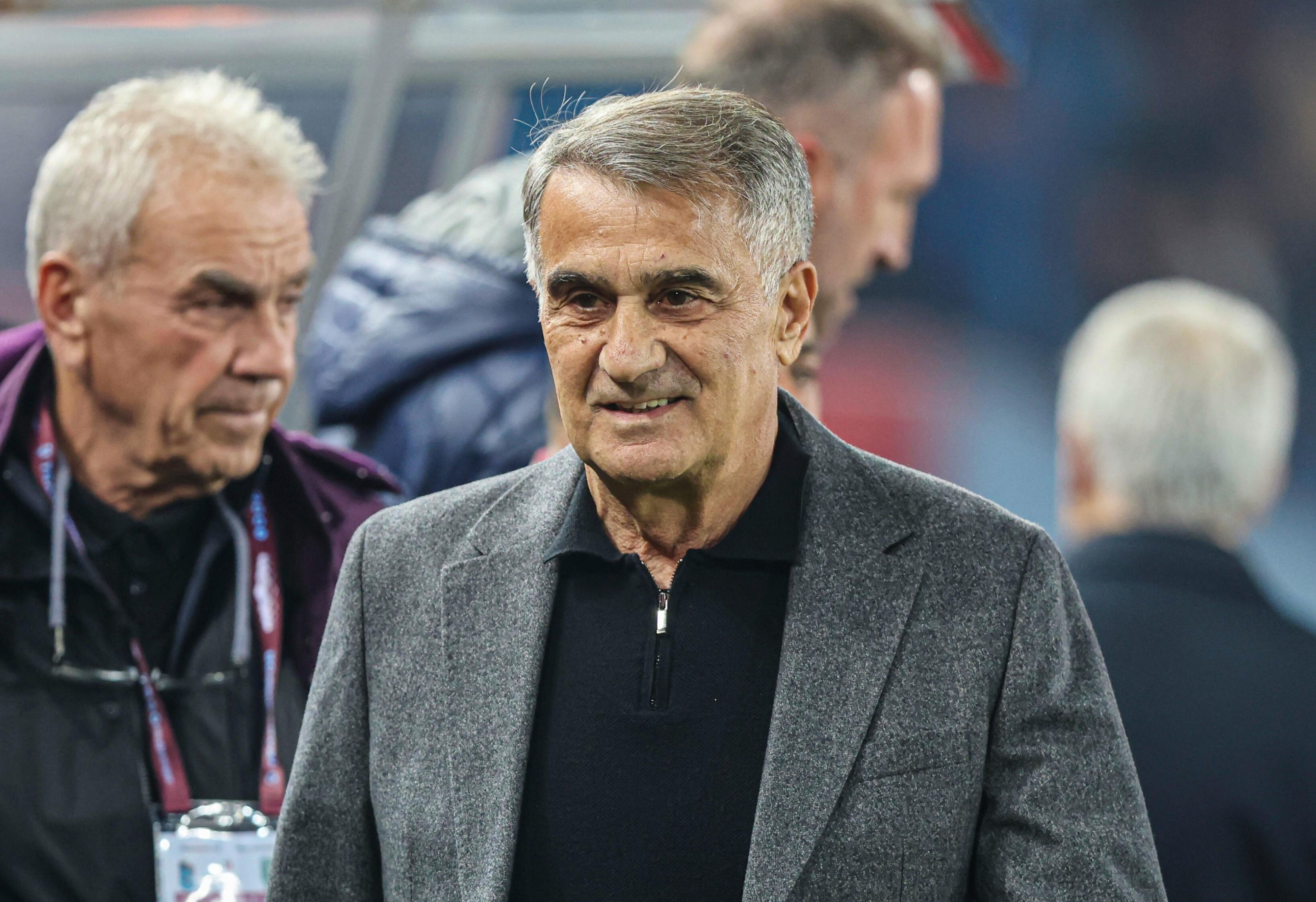 Şenol Güneş taraftarlardan destek istedi! Trabzon'da vatandaşlarla sohbet etti... İyi futbol sözü verdi Şenol Güneş taraftarlardan destek istedi! Trabzon'da vatandaşlarla sohbet etti... İyi futbol sözü verdi - 1. Resim