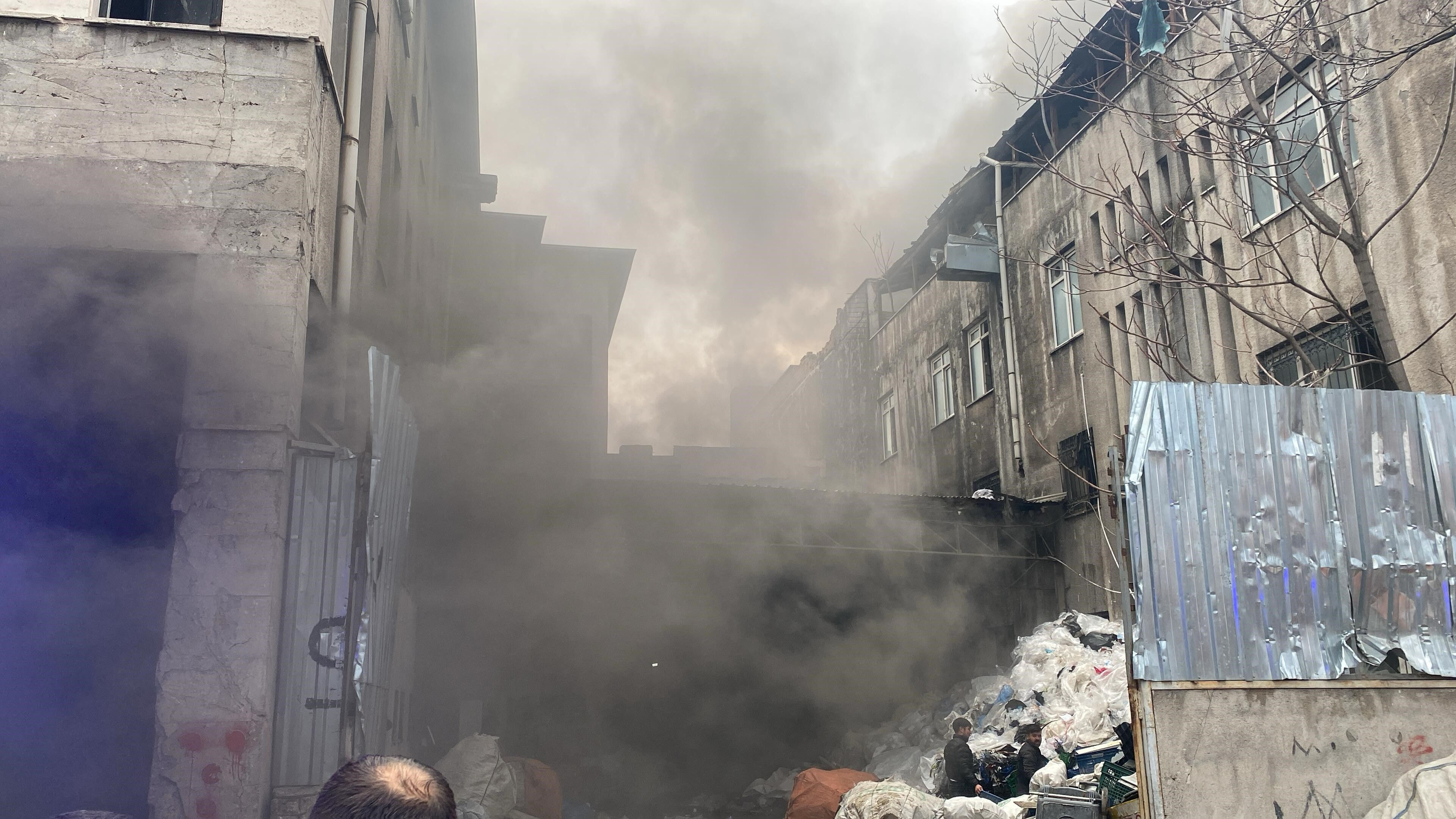 Ankara Altındağ'da alevler yükseldi! Atık fabrikasındaki yangına müdahale sürüyor Ankara Altındağ'da alevler yükseldi! Atık fabrikasındaki yangına müdahale sürüyor - 2. Resim