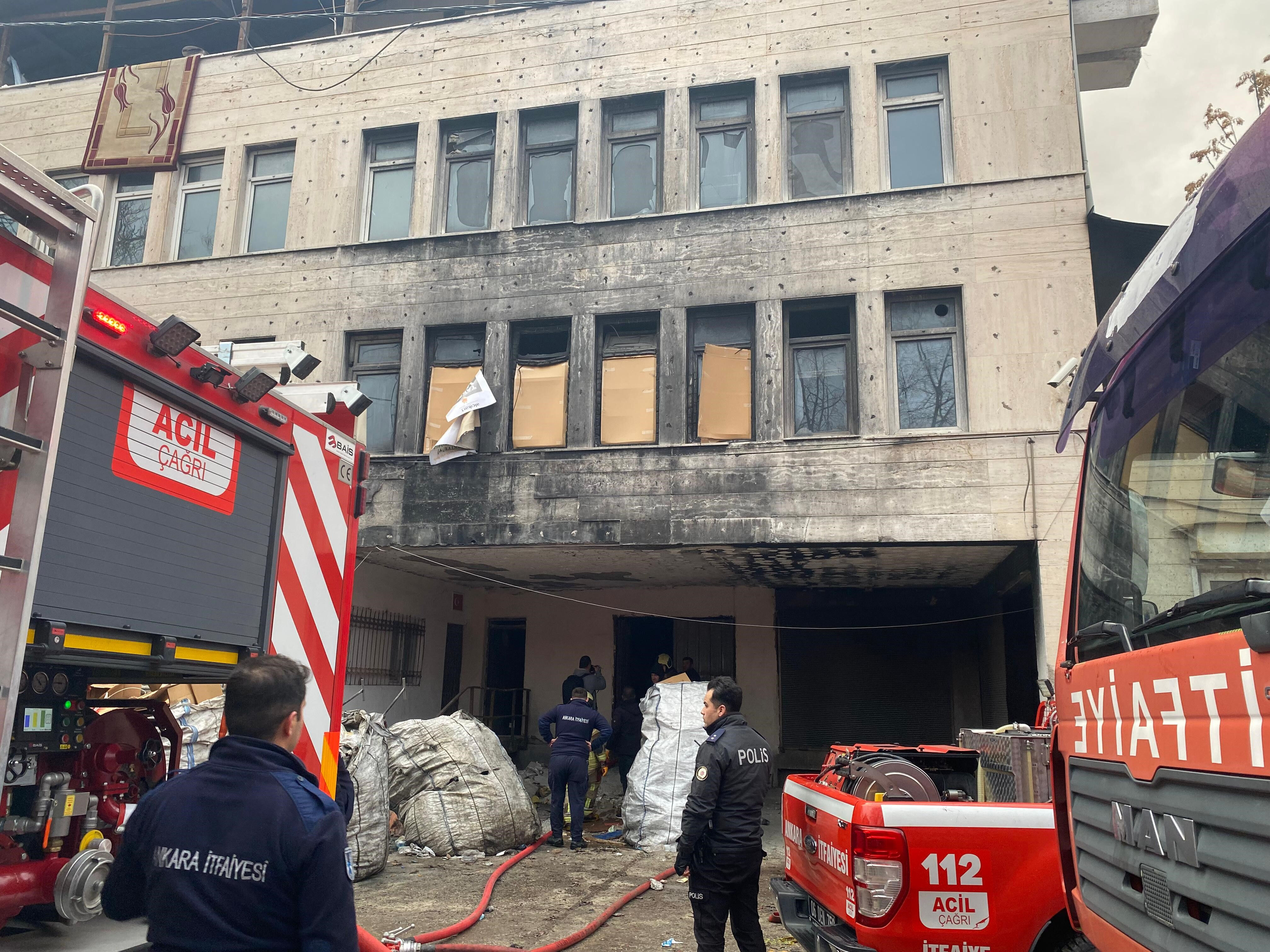 Ankara Altındağ'da alevler yükseldi! Atık fabrikasındaki yangına müdahale sürüyor Ankara Altındağ'da alevler yükseldi! Atık fabrikasındaki yangına müdahale sürüyor - 1. Resim