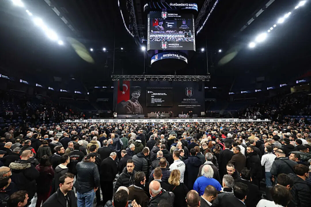 Beşiktaş'ta başkanlık seçimleri karıştı! Mete Vardar oğlu Sinan Vardar tokat attı - 1. Resim