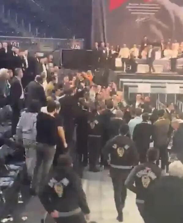 Beşiktaş'ta başkanlık seçimleri karıştı! Mete Vardar oğlu Sinan Vardar tokat attı - 3. Resim