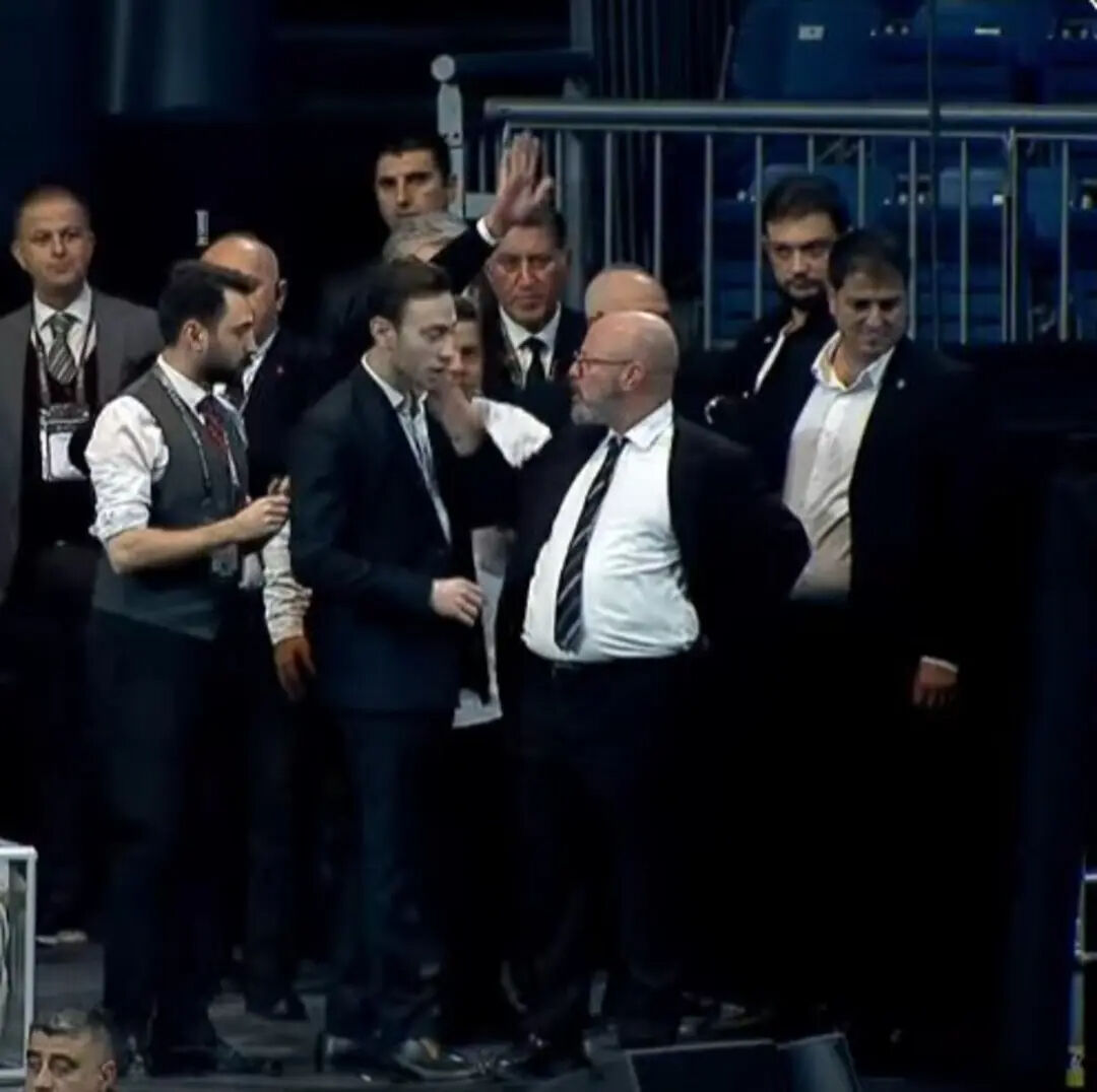 Beşiktaş'ta başkanlık seçimleri karıştı! Mete Vardar oğlu Sinan Vardar tokat attı - 2. Resim