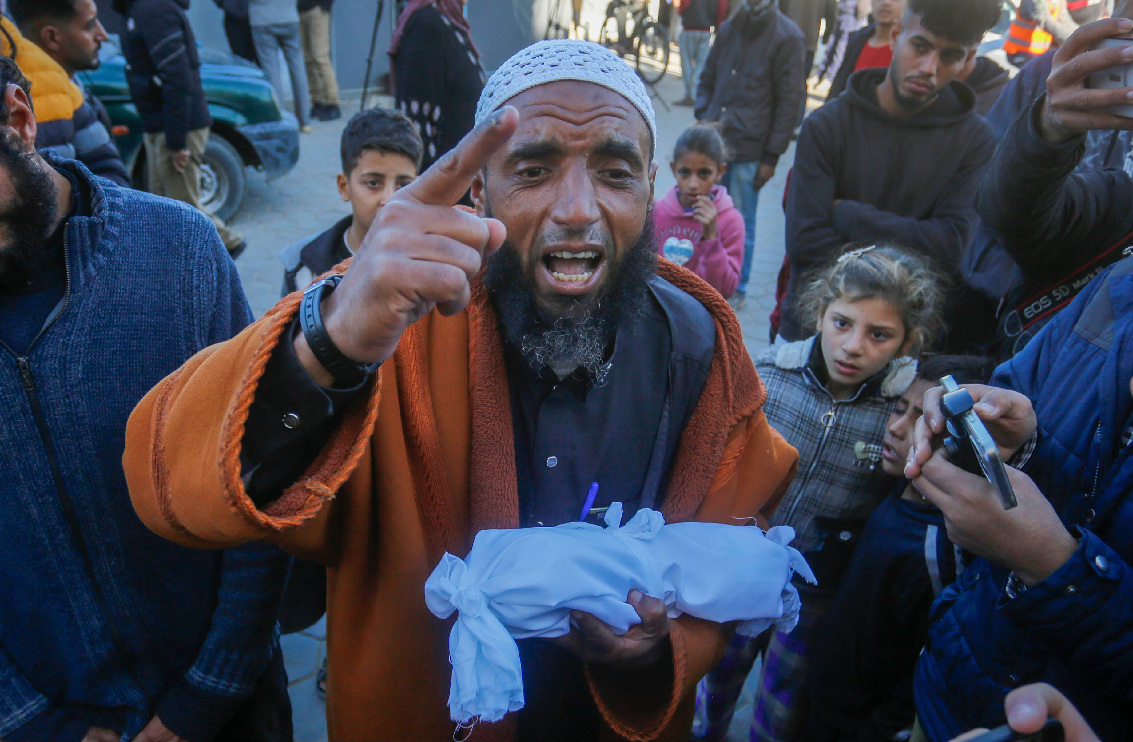 İsrail'in zulmünün fotoğrafları! 7 günde 5 bebek donarak öldü - 2. Resim