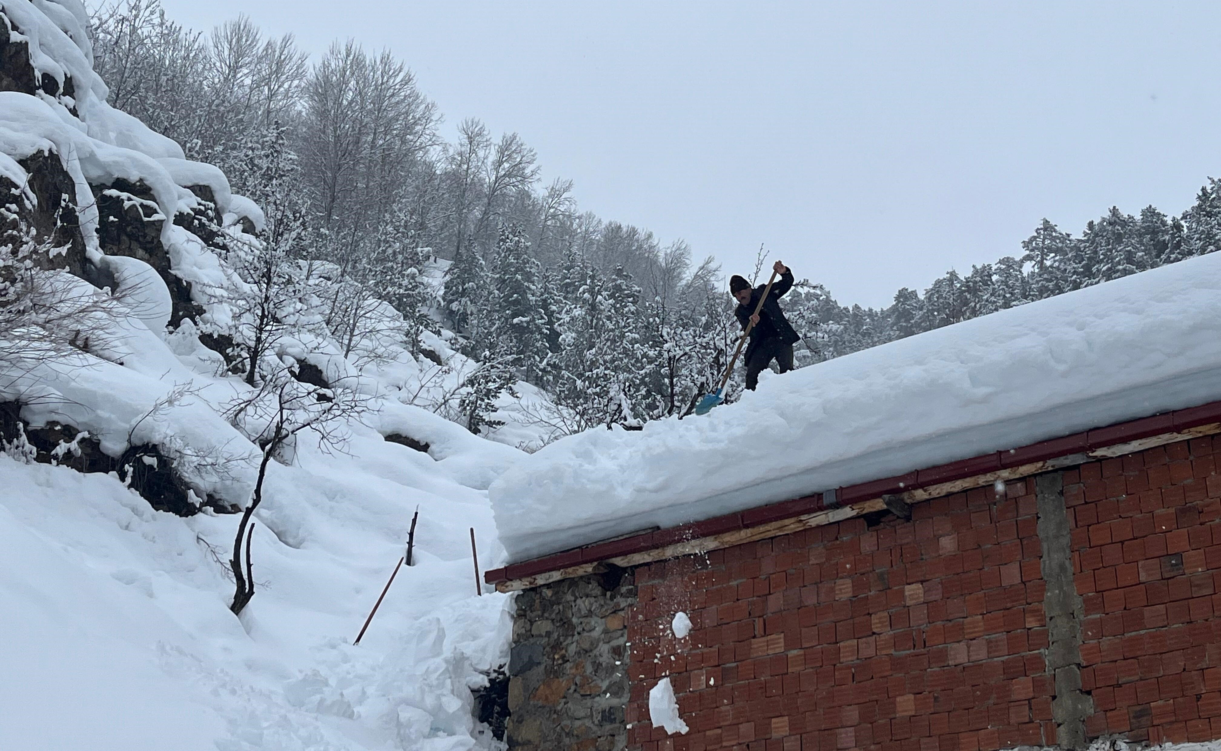 Kar kalınlığı 3 metreyi aştı! Yollar kapandı, elektrikler kesildi - 2. Resim