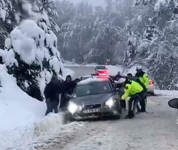 Kar sevinci yaşamak isterken yolda kaldılar! Macera arayan vatandaşları jandarma kurtardı Kar sevinci yaşamak isterken yolda kaldılar! Macera arayan vatandaşları jandarma kurtardı - 2. Resim