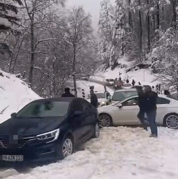 Kar sevinci yaşamak isterken yolda kaldılar! Macera arayan vatandaşları jandarma kurtardı Kar sevinci yaşamak isterken yolda kaldılar! Macera arayan vatandaşları jandarma kurtardı - 1. Resim