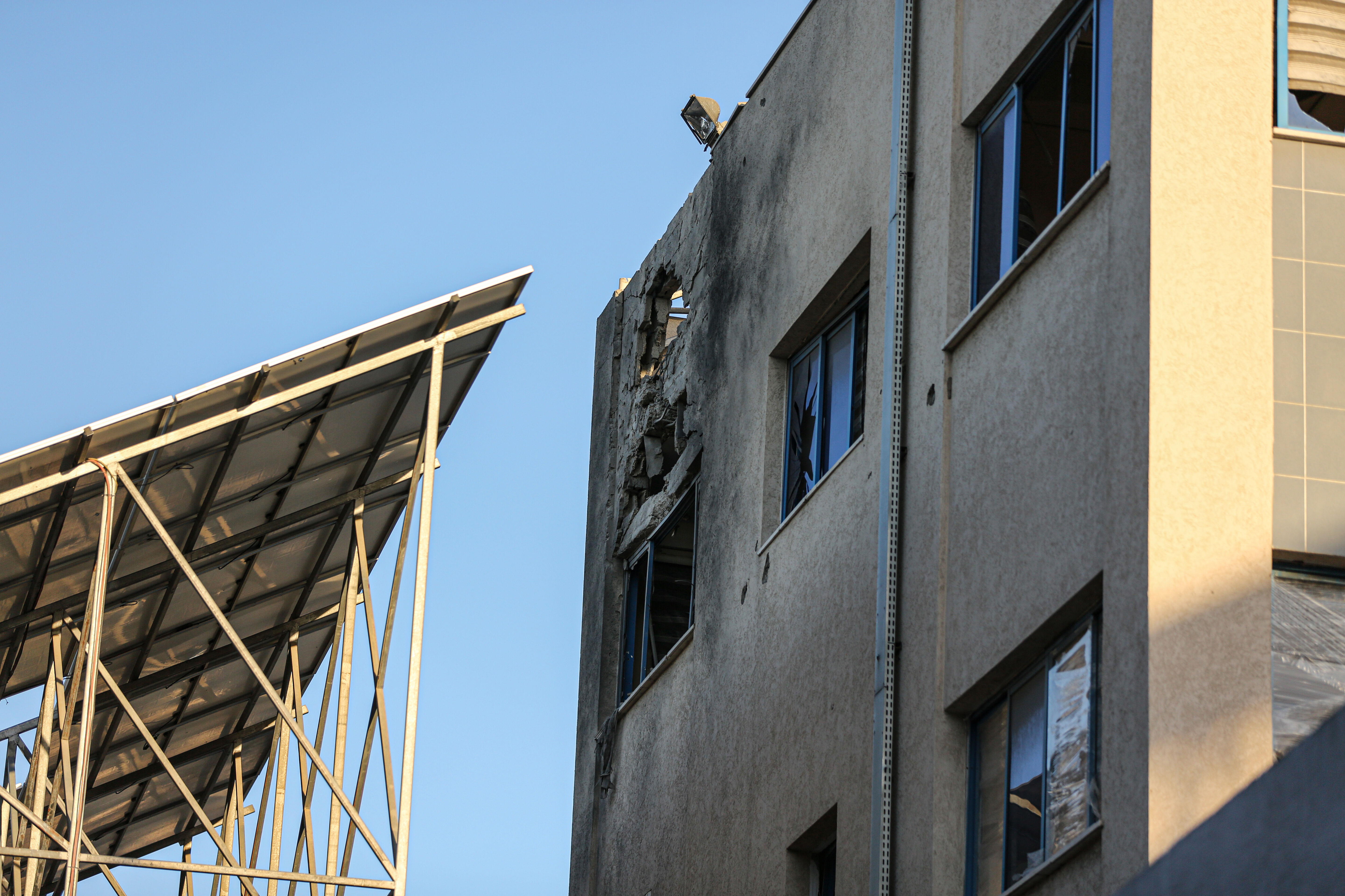 Kuzeyde bir tek o kalmıştı! İsrail bu kez 'El-Ehli Baptist'i hedef aldı Kuzeyde bir tek o kalmıştı! İsrail bu kez 'El-Ehli Baptist'i hedef aldı - 2. Resim