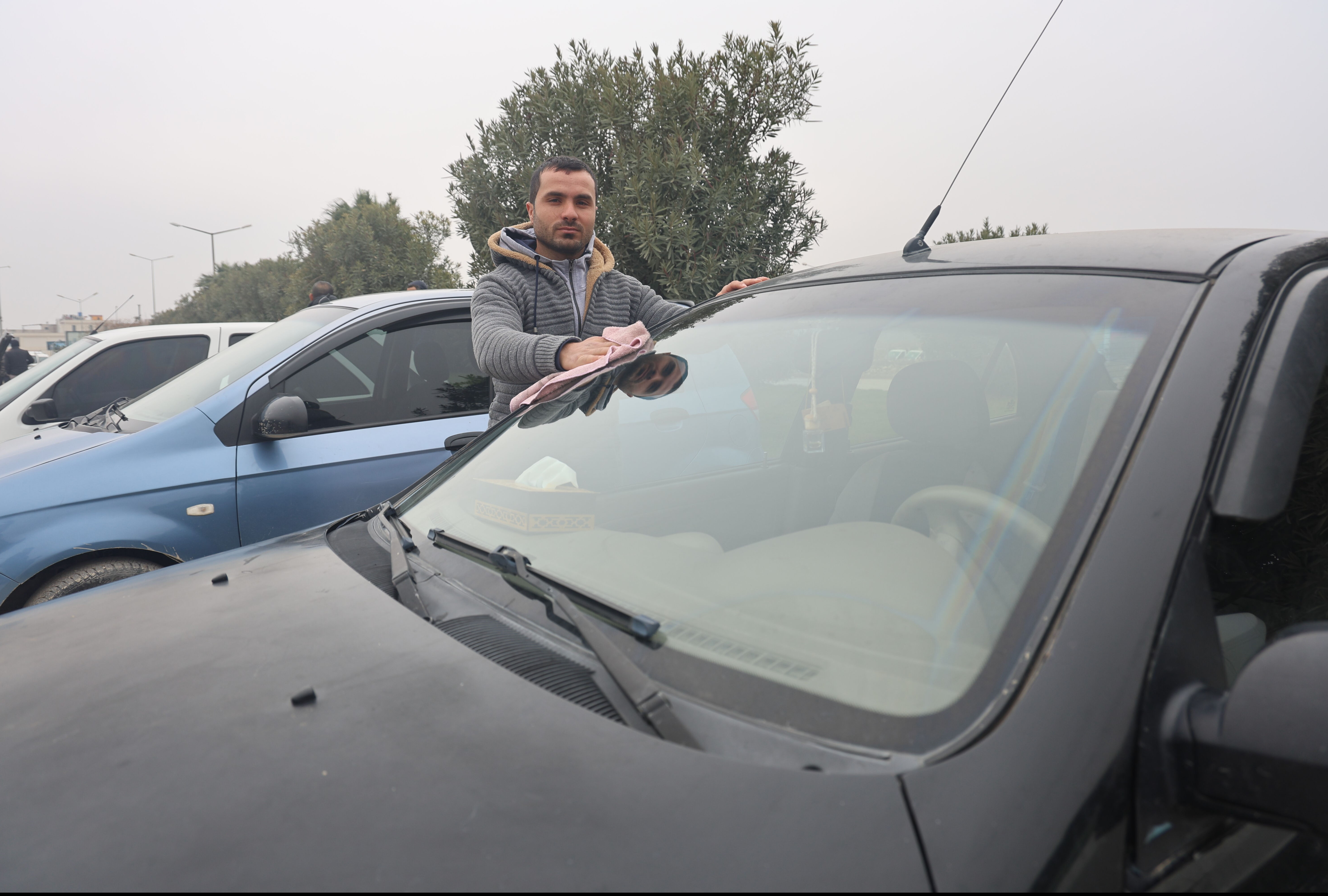 Araba pazarına akın ettiler! Ülkelerine dönmek isteyen Suriyeliler araç fiyatlarını dibe çekti - 1. Resim