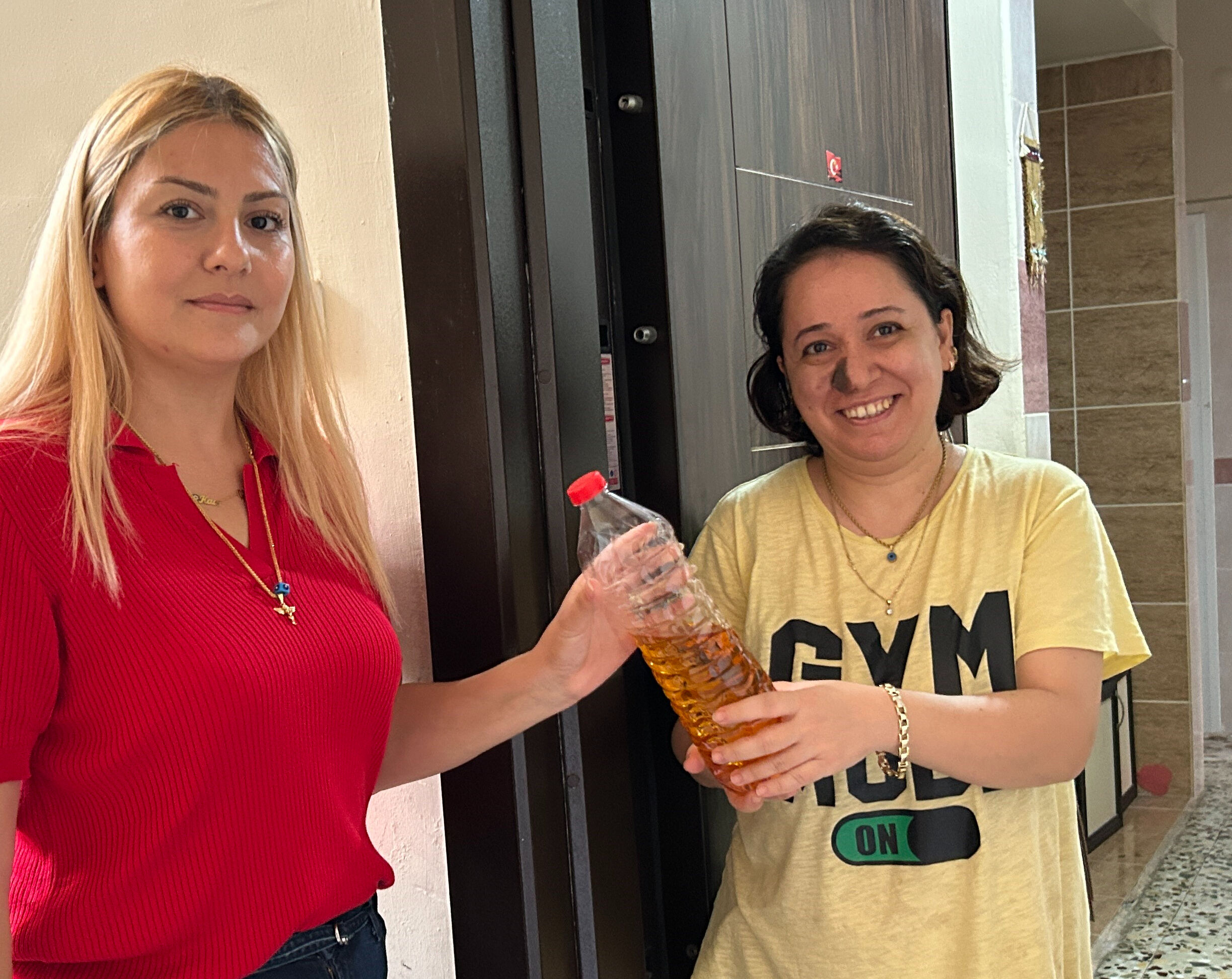 Deprem bölgesinde örnek hizmet: Muhtar atık yağları ev ev dolaşarak topladı Deprem bölgesinde örnek hizmet: Muhtar atık yağları ev ev dolaşarak topladı - 2. Resim