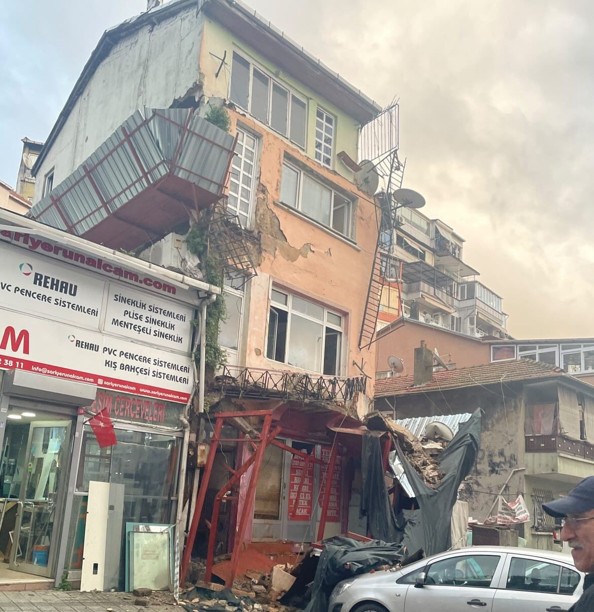 Depreme bile gerek yok! İstanbul'da bir metruk bina daha çöktü, araçlar zarar gördü Depreme bile gerek yok! İstanbul'da bir metruk bina daha çöktü, araçlar zarar gördü - 1. Resim