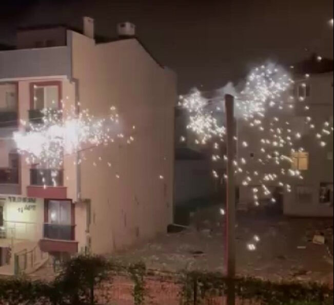 Elektrik telleri havai fişek gibi patladı! Kocaeli Darıca'da yürekler bir kez daha ağza geldi Elektrik telleri havai fişek gibi patladı! Kocaeli Darıca'da yürekler bir kez daha ağza geldi - 1. Resim