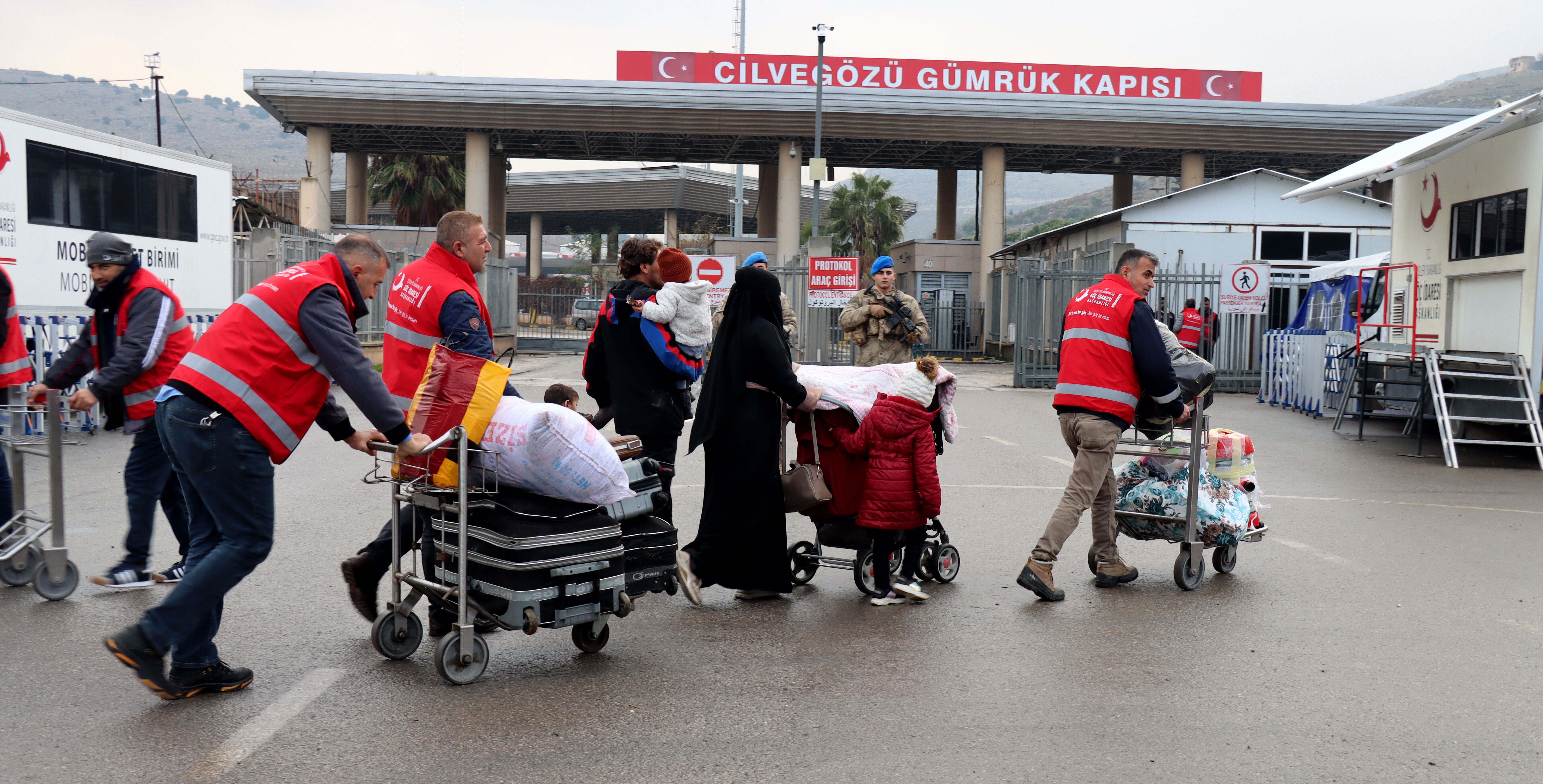 Hatay'daki sınır kapılarında Suriyeli yoğunluğu! Dönüşler devam ediyor - 1. Resim