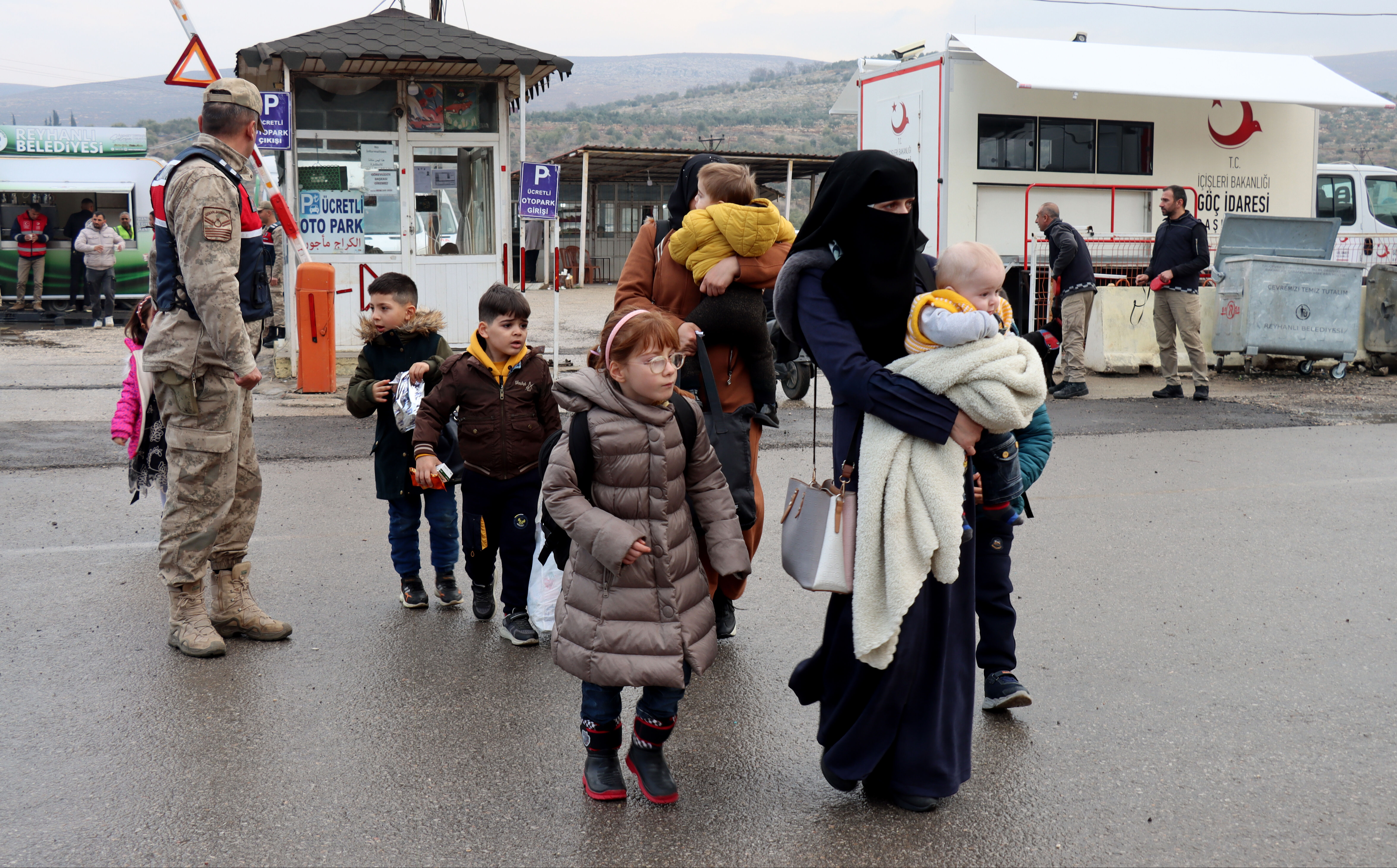 Hatay'daki sınır kapılarında Suriyeli yoğunluğu! Dönüşler devam ediyor - 2. Resim