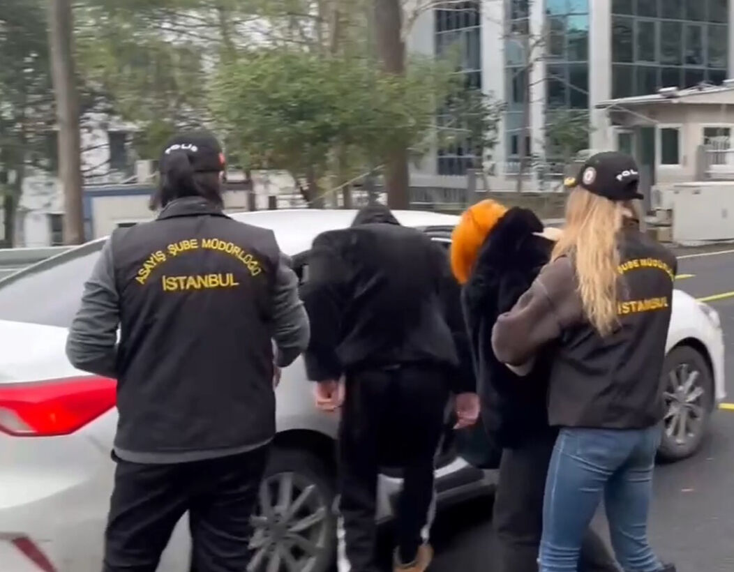 İstanbul'da sapkın parti! Cinsel içerikli videolarla bilet sattılar, 25 kişi gözaltına alındı İstanbul'da sapkın parti! Cinsel içerikli videolarla bilet sattılar, 25 kişi gözaltına alındı - 1. Resim