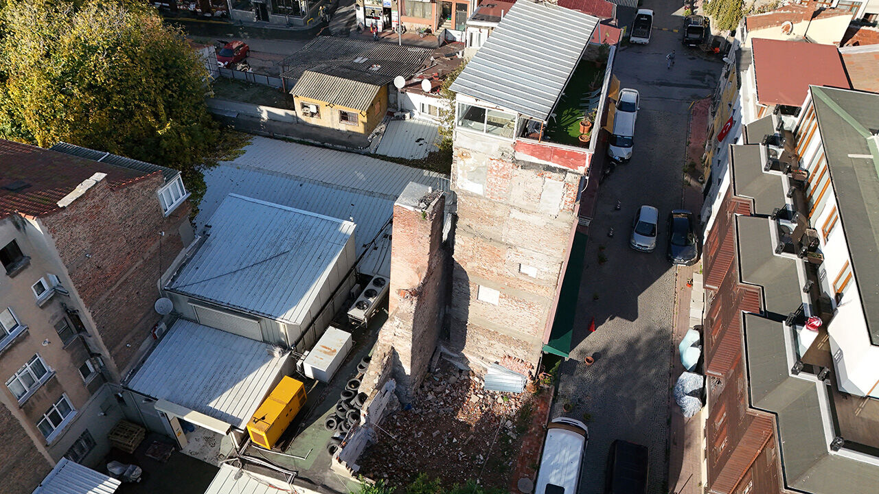 Küçükayasofya Su Terazisi binalara boğuldu: Bakımsız tarihi yapı ancak havadan görüntülendi Küçükayasofya Su Terazisi binalara boğuldu: Bakımsız tarihi yapı ancak havadan görüntülendi - 1. Resim