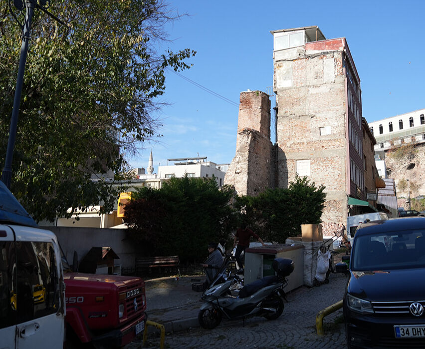 Küçükayasofya Su Terazisi binalara boğuldu: Bakımsız tarihi yapı ancak havadan görüntülendi Küçükayasofya Su Terazisi binalara boğuldu: Bakımsız tarihi yapı ancak havadan görüntülendi - 2. Resim