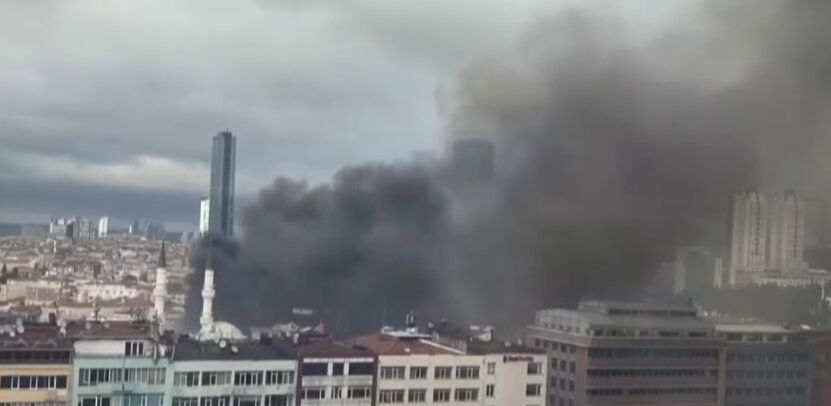 Mecidiyeköy'de yangın! Bina küle döndü Mecidiyeköy'de bina yanıyor! Ekipler olay yerinde - 1. Resim