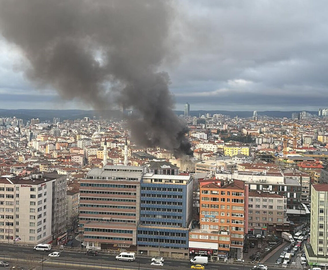 Mecidiyeköy'de yangın! Bina küle döndü Mecidiyeköy'de bina yanıyor! Ekipler olay yerinde - 1. Resim