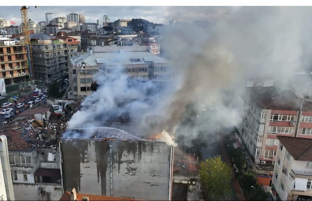 Mecidiyeköy'de yangın! Bina küle döndü Mecidiyeköy'de yangın! Bina küle döndü - 4. Resim