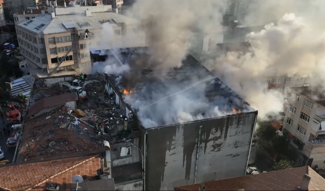 Mecidiyeköy'de yangın! Bina küle döndü Mecidiyeköy'de yangın! Bina küle döndü - 3. Resim