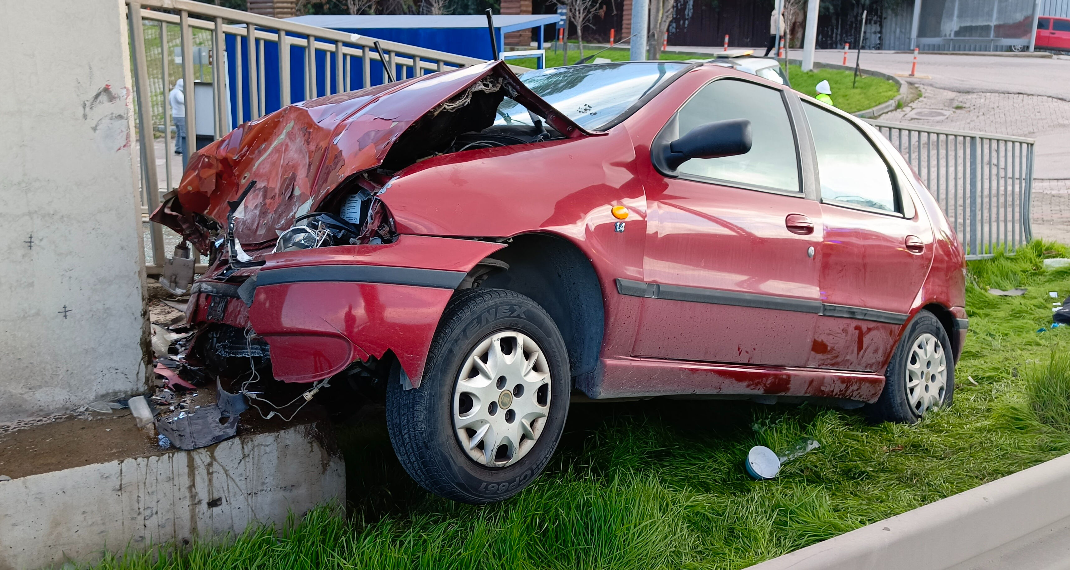 Otomobil üst geçide ok gibi saplandı! Ölü ve yaralı var Otomobil üst geçide ok gibi saplandı! Ölü ve yaralı var - 2. Resim