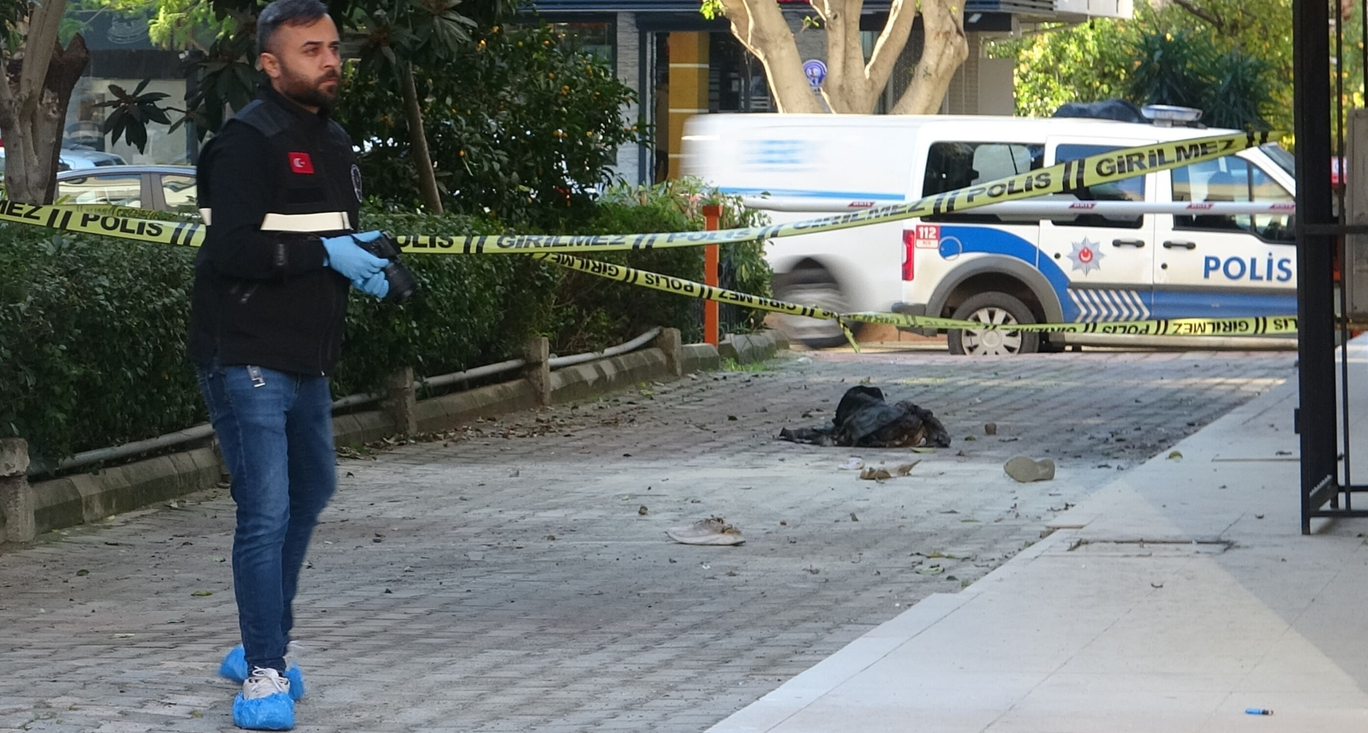 20 gün önce boşandığı karısını üzerine benzin dökerek yaktı! Kahreden anlar kamerada - 2. Resim