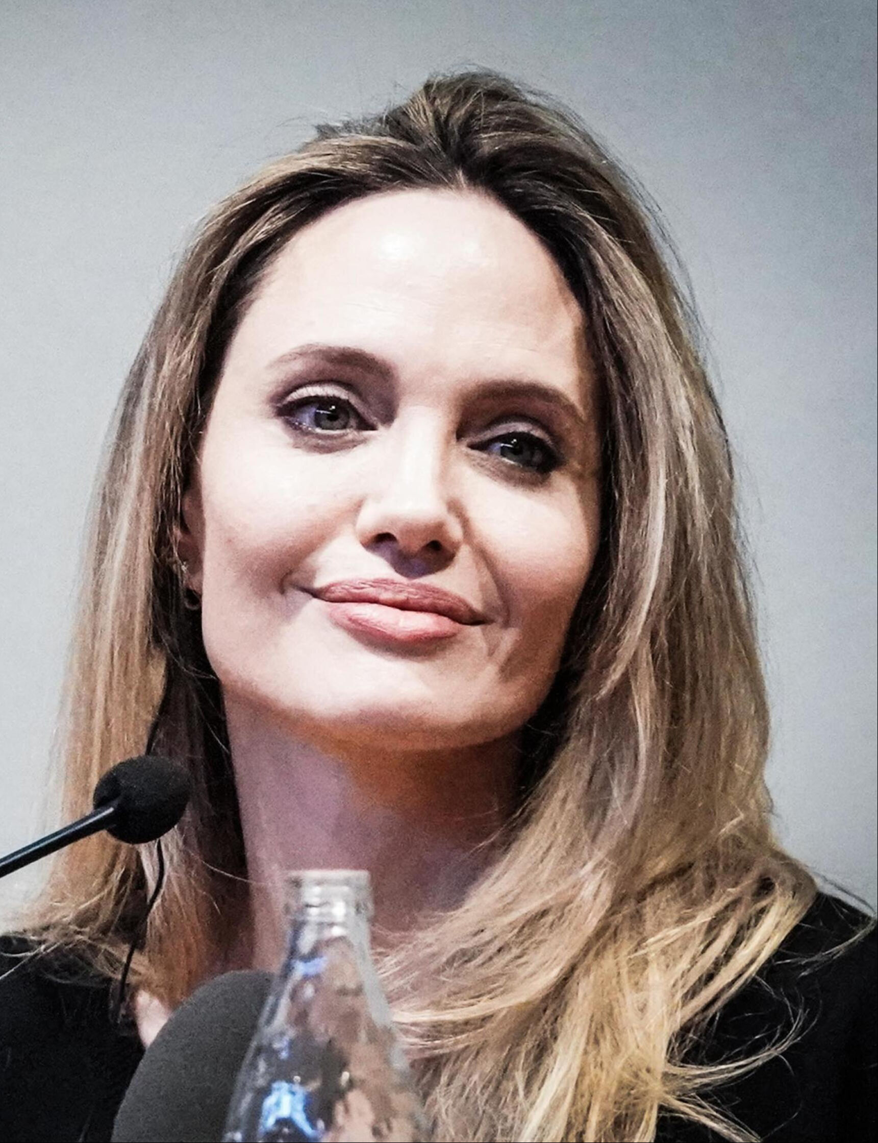 8 yıllık boşanma savaşı sona erdi! Angelina Jolie ile Brad Pitt resmen boşanıyor 8 yıllık boşanma savaşı sona erdi! Angelina Jolie ile Brad Pitt resmen boşanıyor - 2. Resim