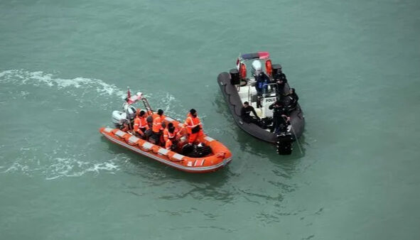 Aracıyla 40 metrelik kayalıktan denize uçan Engin Şeker 6 gündür aranıyor! Acılı babanın sözleri yürekleri yaktı - 2. Resim