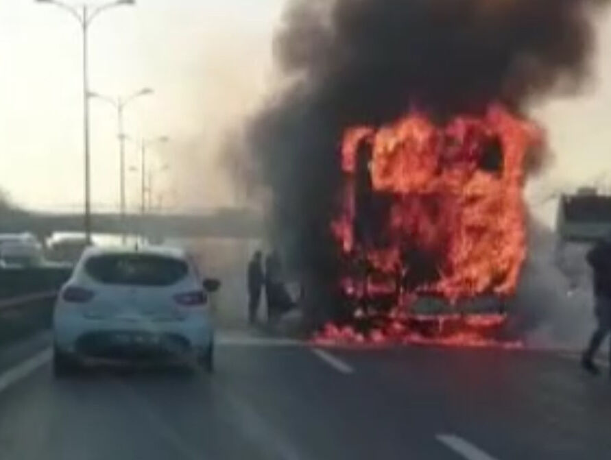 Bağcılar'da şehirlerarası yolcu otobüsü alev aldı - 1. Resim