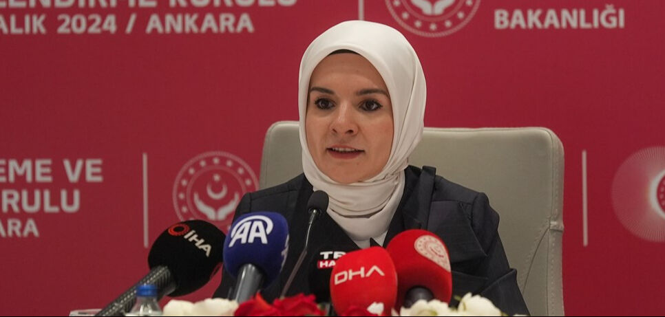 Bakan Mahinur Özdemir Göktaş'tan bakım kuruluşlarına sert uyarı: Olumsuzluk varsa gerekeni yaparız Bakan Mahinur Özdemir Göktaş'tan bakım kuruluşlarına sert uyarı: Olumsuzluk varsa gerekeni yaparız - 1. Resim