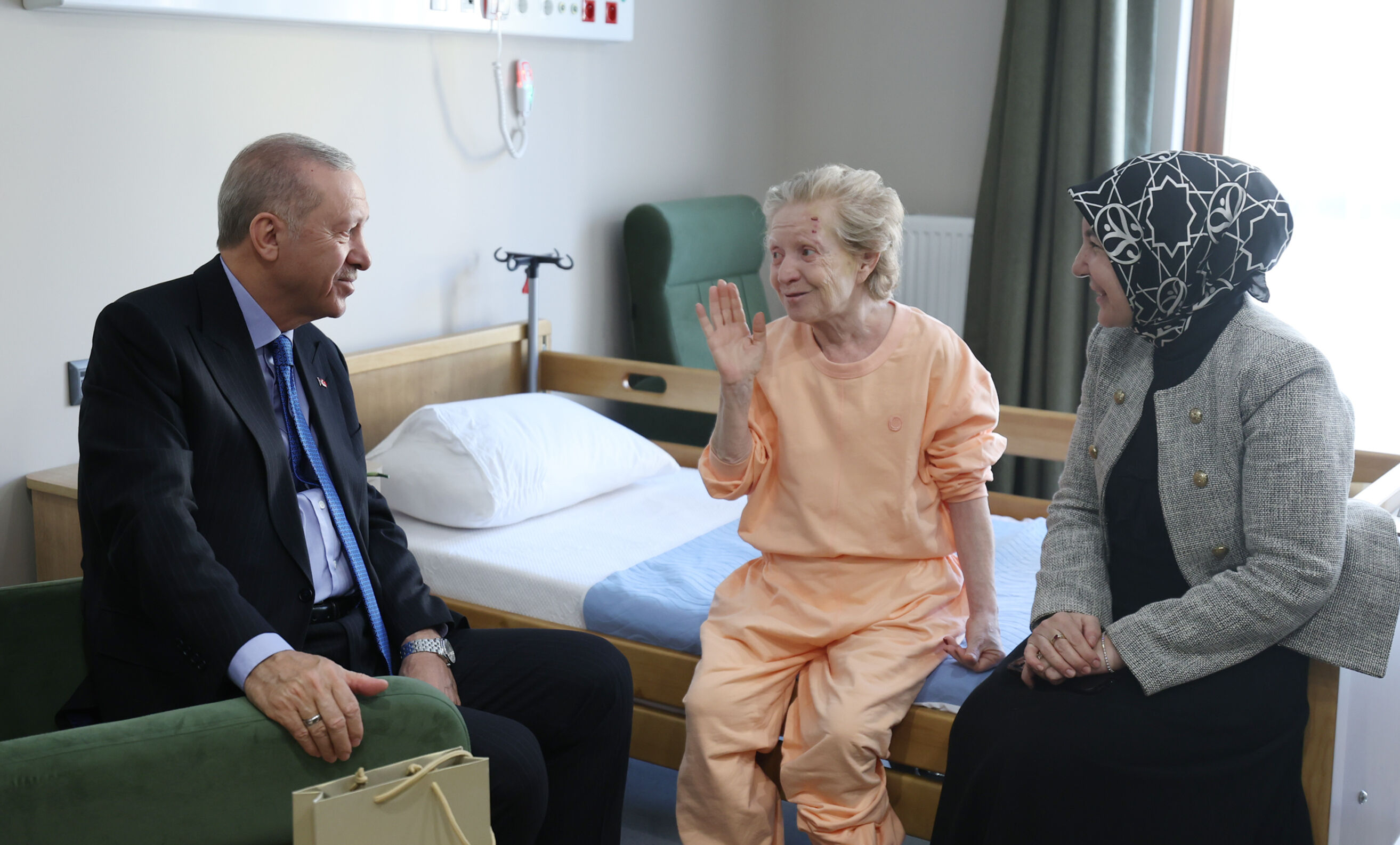 Cumhurbaşkanı Erdoğan Darülaceze'de! Yaşlılarla bir araya geldi Cumhurbaşkanı Erdoğan Darülaceze'de! Yaşlılarla bir araya geldi - 2. Resim