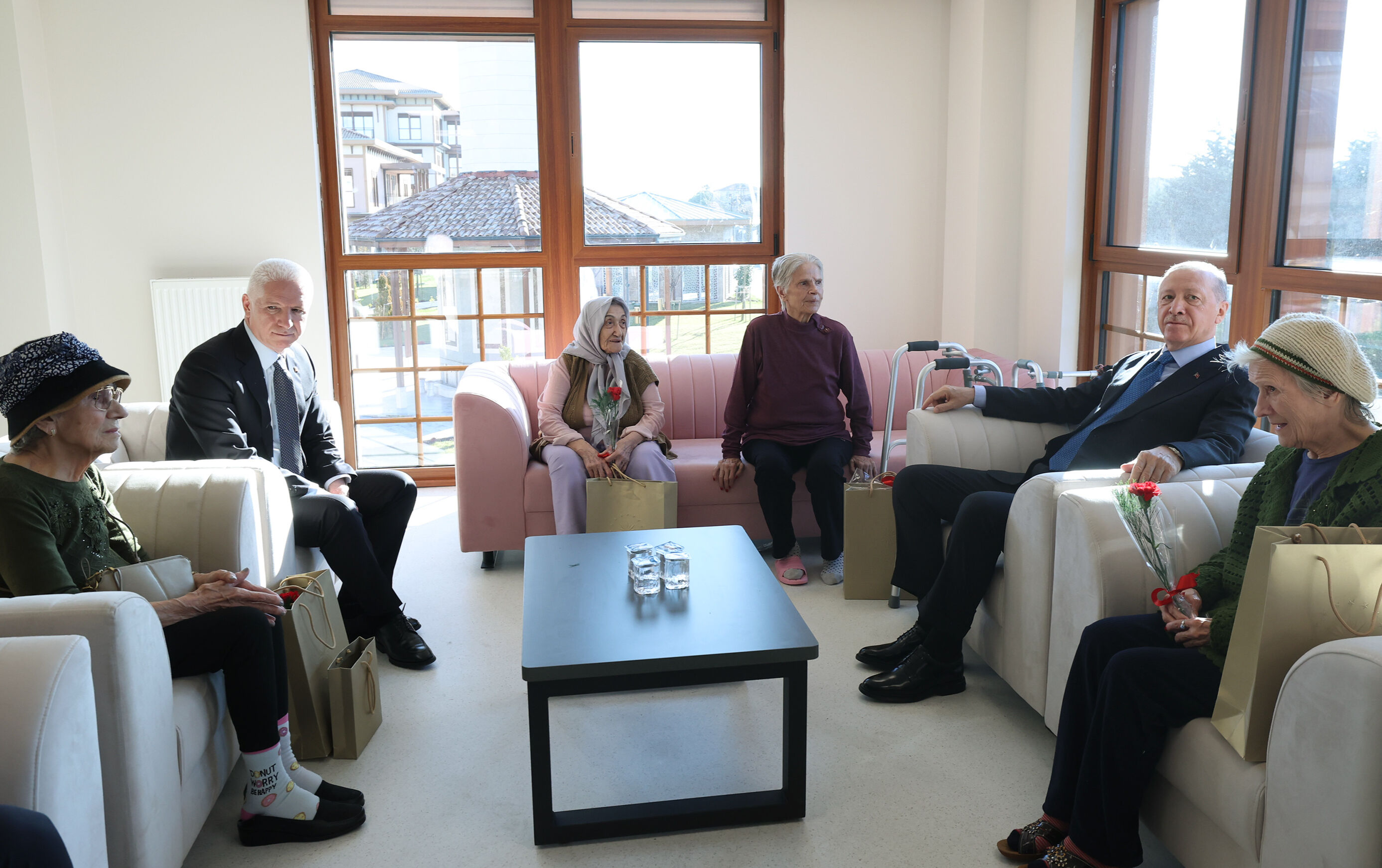 Cumhurbaşkanı Erdoğan Darülaceze'de! Yaşlılarla bir araya geldi Cumhurbaşkanı Erdoğan Darülaceze'de! Yaşlılarla bir araya geldi - 1. Resim