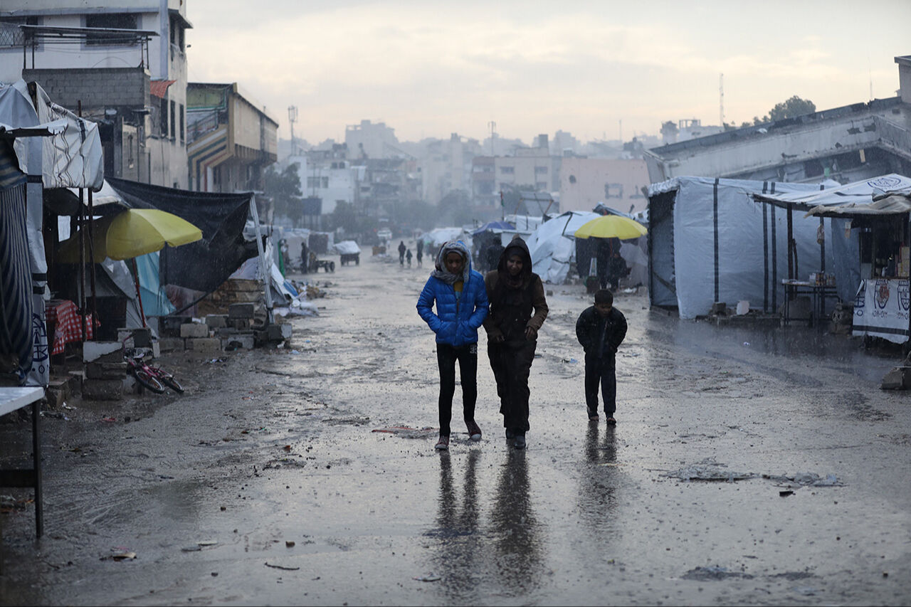 Gazze'de yılbaşı! Filistinlilerin soğukla mücadelesi yağmur altında devam ediyor Gazze'de yılbaşı! Filistinlilerin soğukla mücadelesi yağmur altında devam ediyor - 3. Resim