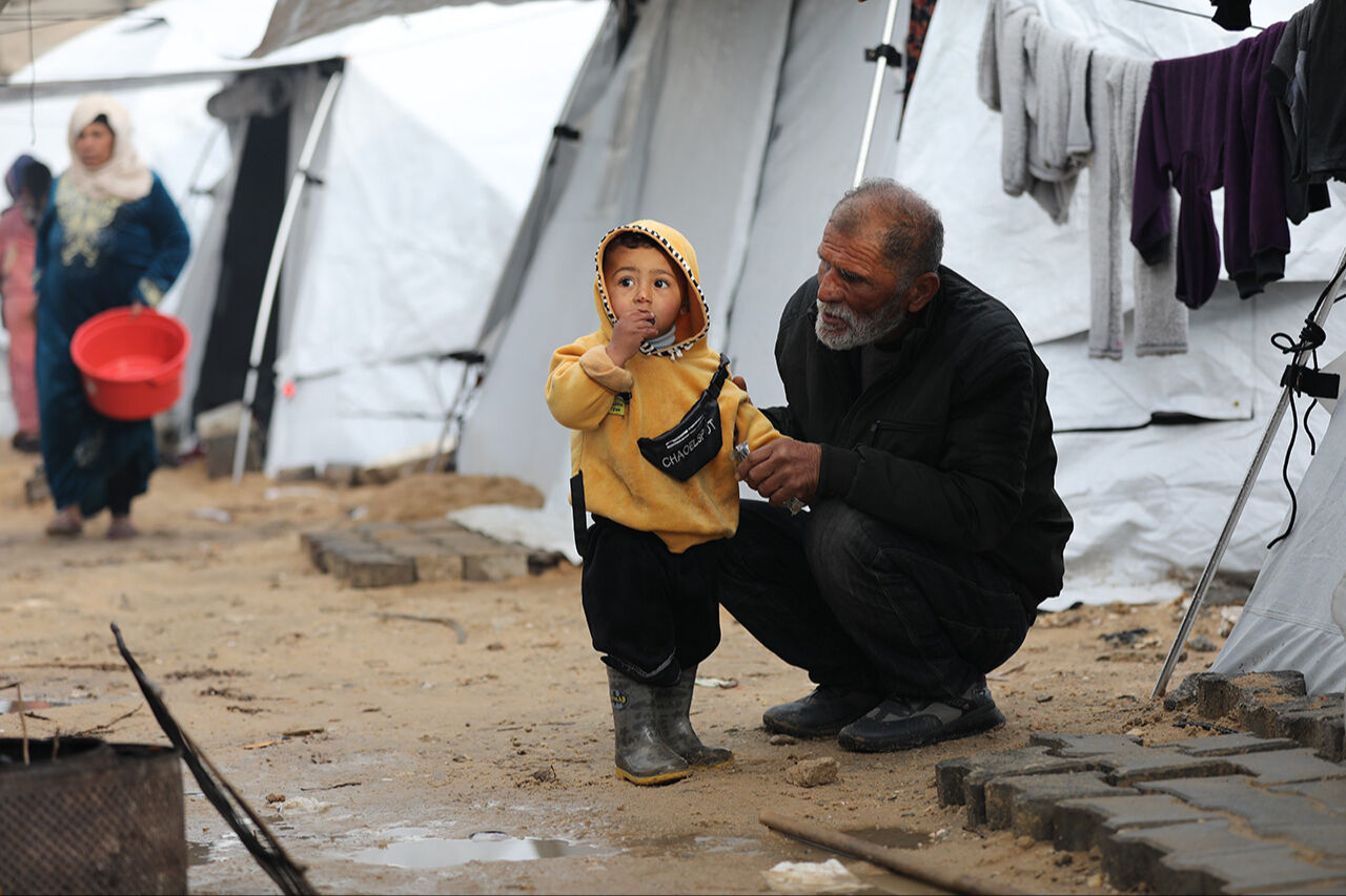 Gazze'de yılbaşı! Filistinlilerin soğukla mücadelesi yağmur altında devam ediyor Gazze'de yılbaşı! Filistinlilerin soğukla mücadelesi yağmur altında devam ediyor - 1. Resim