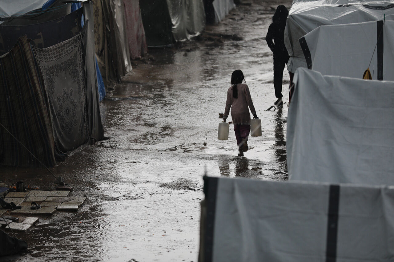 Gazze'de yılbaşı! Filistinlilerin soğukla mücadelesi yağmur altında devam ediyor Gazze'de yılbaşı! Filistinlilerin soğukla mücadelesi yağmur altında devam ediyor - 5. Resim