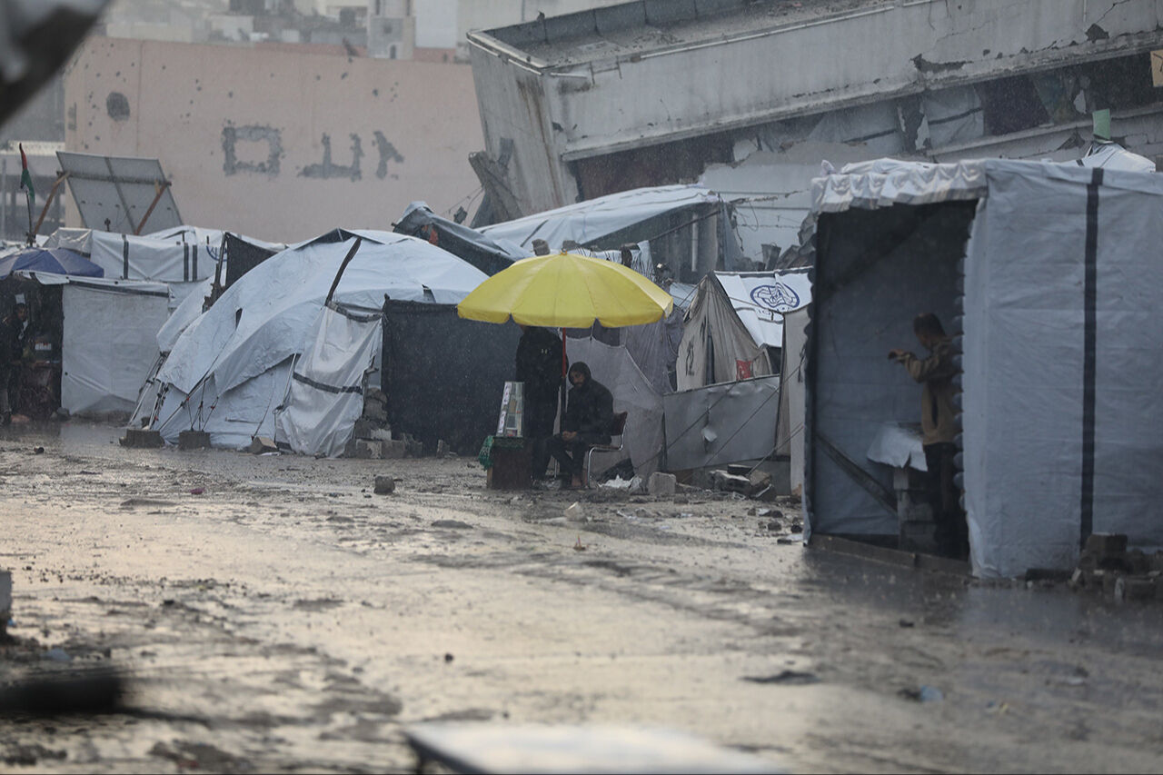 Gazze'de yılbaşı! Filistinlilerin soğukla mücadelesi yağmur altında devam ediyor Gazze'de yılbaşı! Filistinlilerin soğukla mücadelesi yağmur altında devam ediyor - 10. Resim