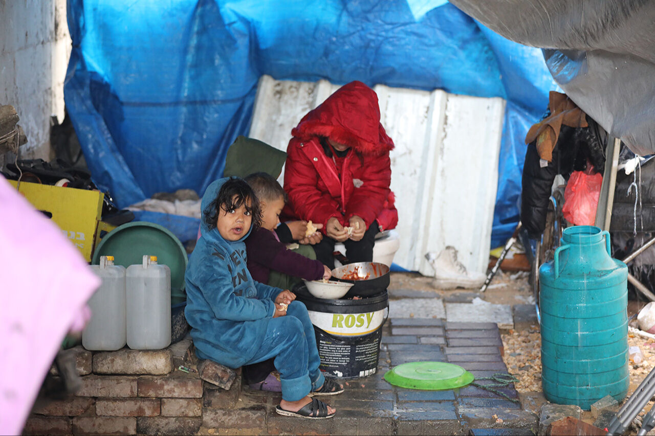 Gazze'de yılbaşı! Filistinlilerin soğukla mücadelesi yağmur altında devam ediyor Gazze'de yılbaşı! Filistinlilerin soğukla mücadelesi yağmur altında devam ediyor - 7. Resim