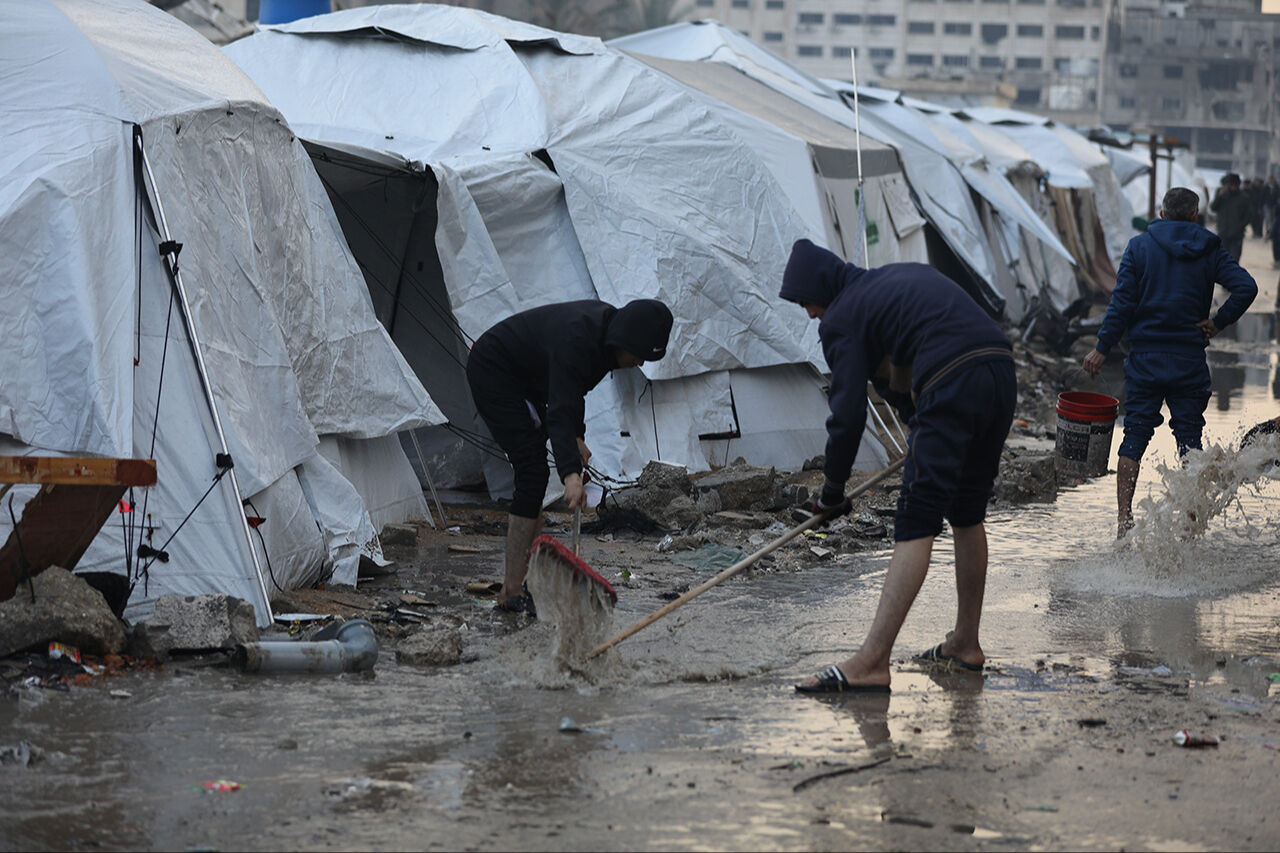Gazze'de yılbaşı! Filistinlilerin soğukla mücadelesi yağmur altında devam ediyor Gazze'de yılbaşı! Filistinlilerin soğukla mücadelesi yağmur altında devam ediyor - 9. Resim