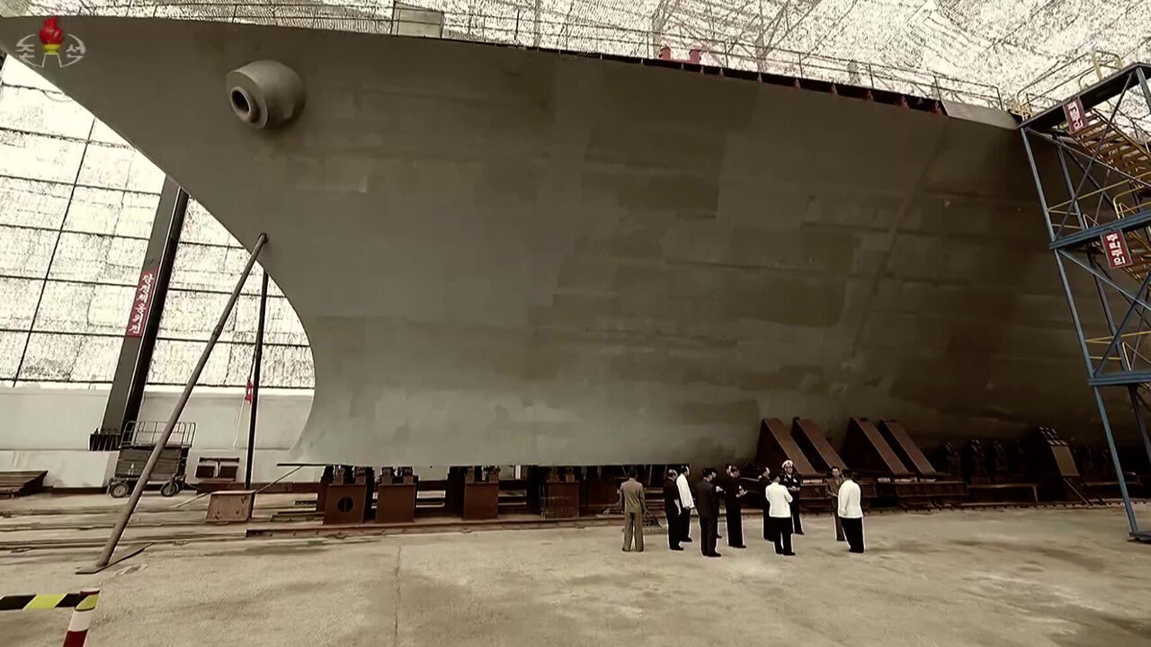 Kuzey Kore yeni 'tehdidini' inşa ediyor! Dikey fırlatma sistemine sahip, tam 4 bin ton ağırlığında - 1. Resim