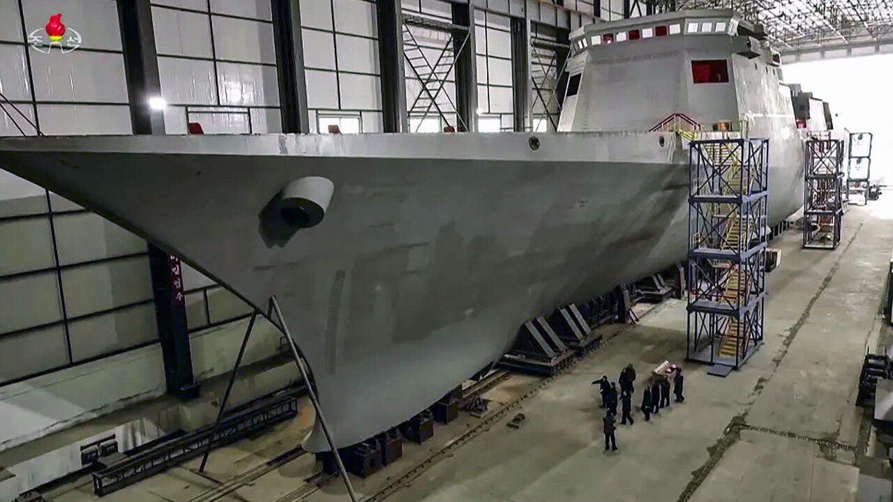 Kuzey Kore yeni 'tehdidini' inşa ediyor! Dikey fırlatma sistemine sahip, tam 4 bin ton ağırlığında - 2. Resim