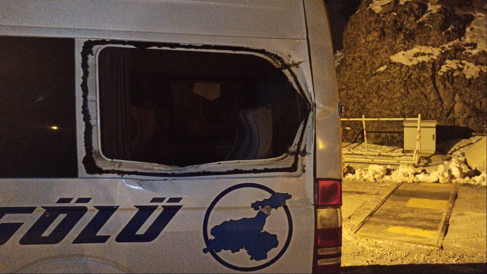 Minibüsün üzerine kaya parçası düştü! Feci kazada 11 kişi ölümden döndü, bir çocuk ağır yaralı - 1. Resim