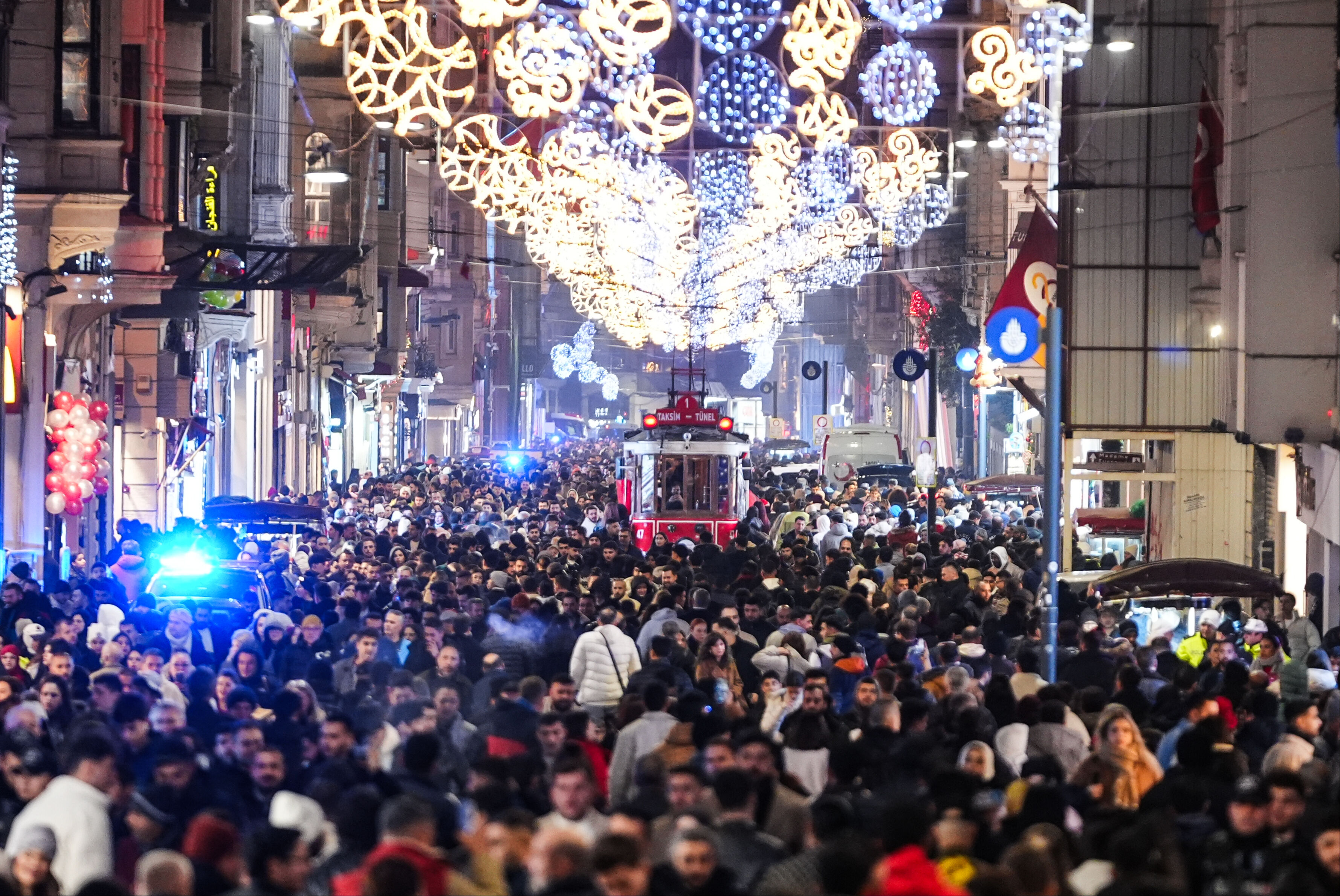 İstanbul'da yılbaşı hareketliliği! Tedbirler üst seviyede Taksim'de yılbaşı yoğunluğu! İstanbul İl Emniyet Müdürü Yıldız'dan görevli polislere ziyaret - 1. Resim