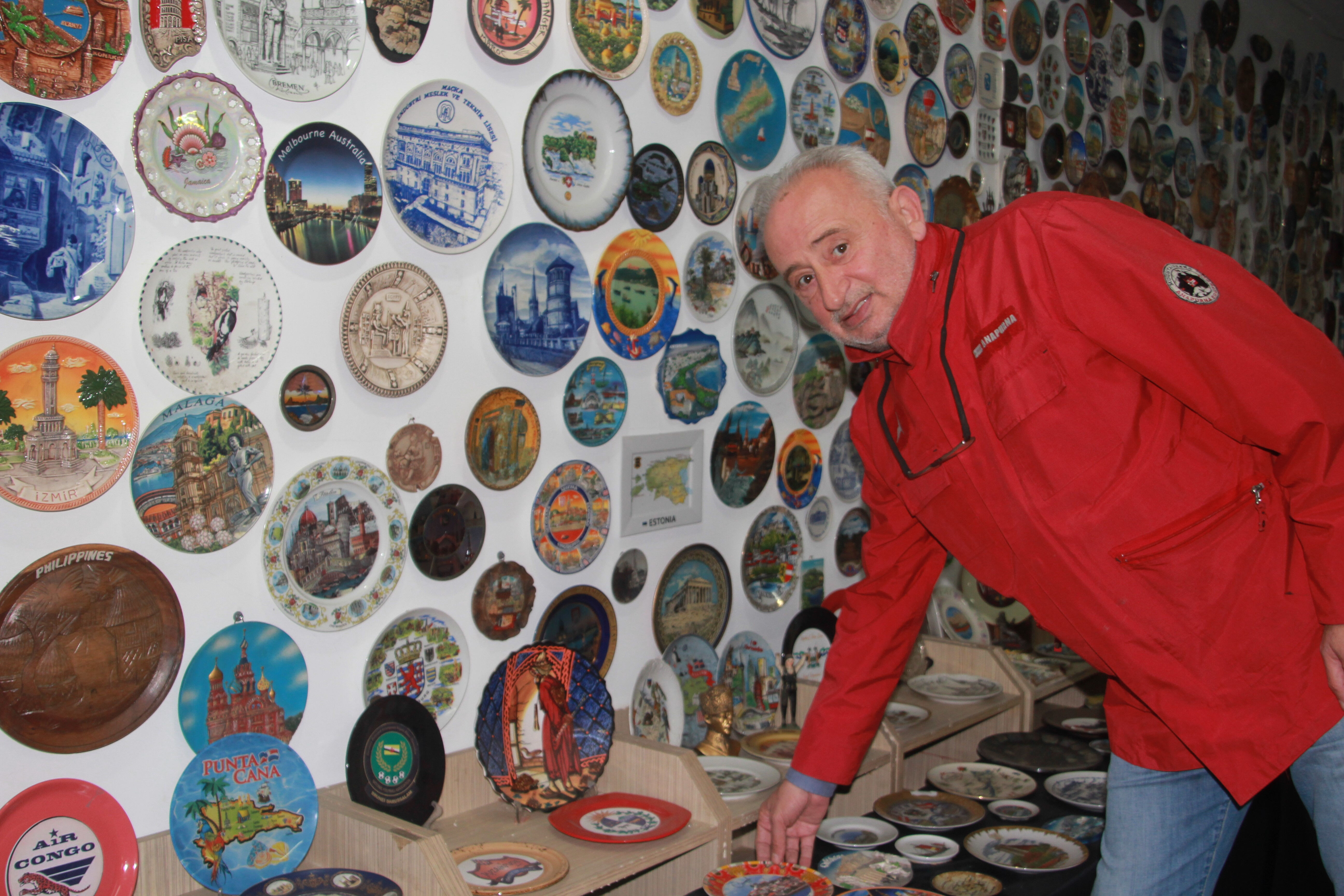 Tam 20 yıl boyunca biriktirdi! Sayı bini aştı, 175 ülkeye ait... Sahip çıkacak kimsesi yok - 1. Resim