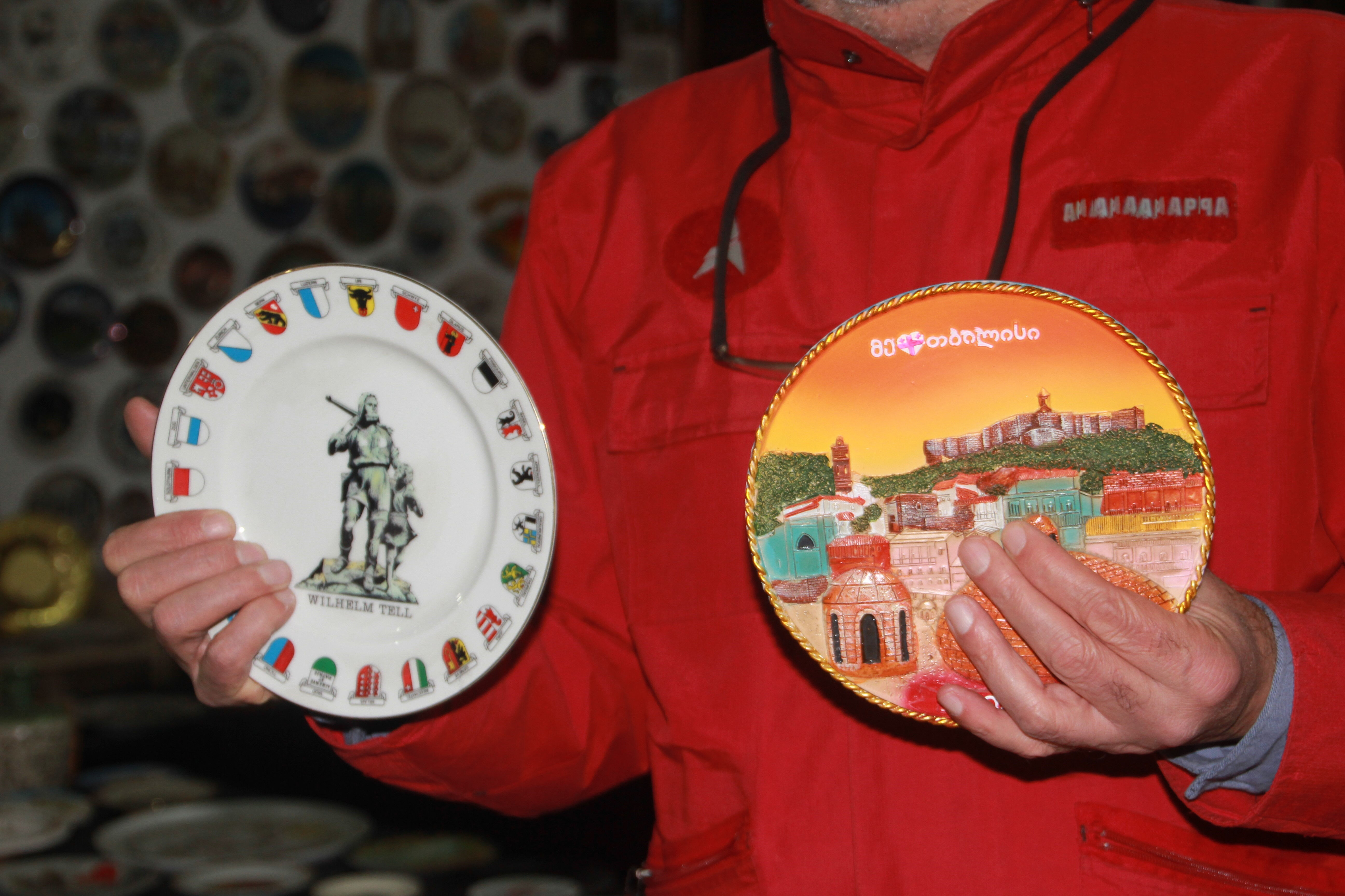 Tam 20 yıl boyunca biriktirdi! Sayı bini aştı, 175 ülkeye ait... Sahip çıkacak kimsesi yok - 2. Resim