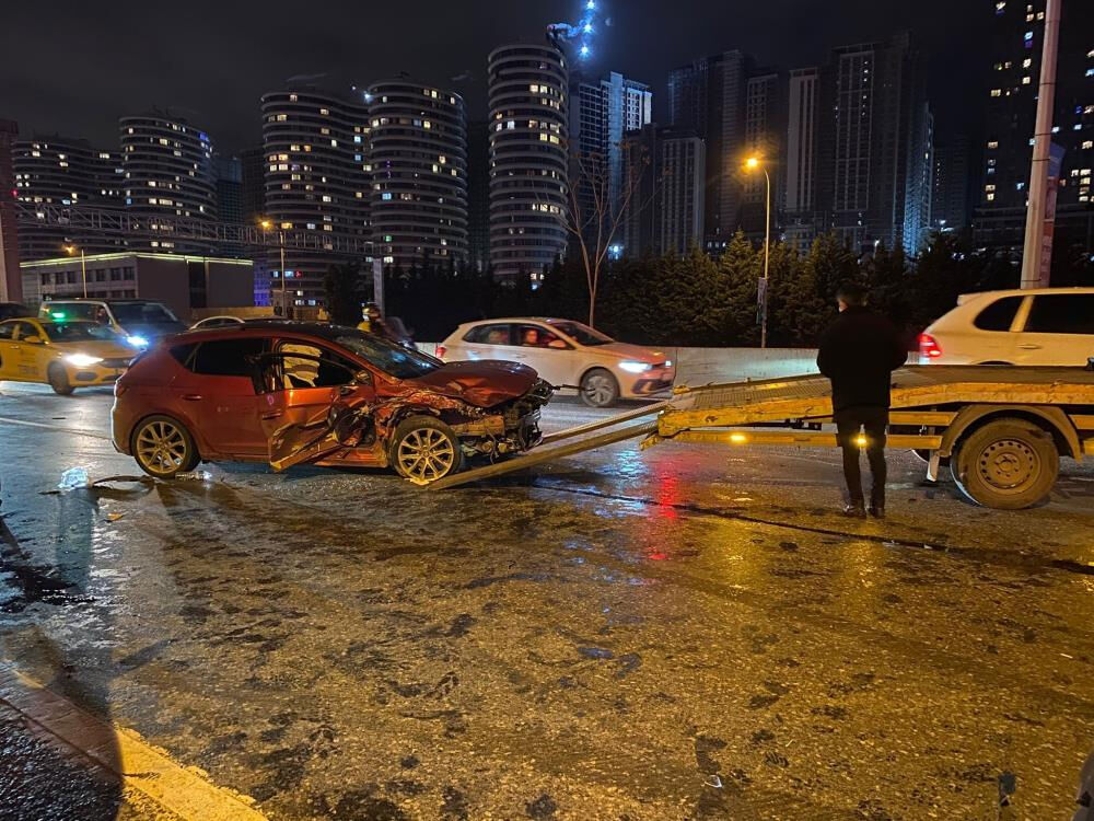 Üsküdar'da zincirleme kaza! Araçlar birbirine girdi, yaralılar var Üsküdar'da zincirleme kaza! Araçlar birbirine girdi, yaralılar var - 2. Resim