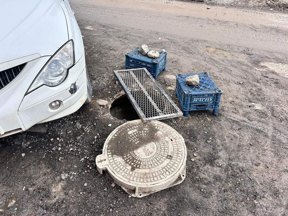 Yolda yürüyen adam kanalizasyon çukuruna düştü! Esnaf kurtardı, hastaneye kaldırıldı - 1. Resim