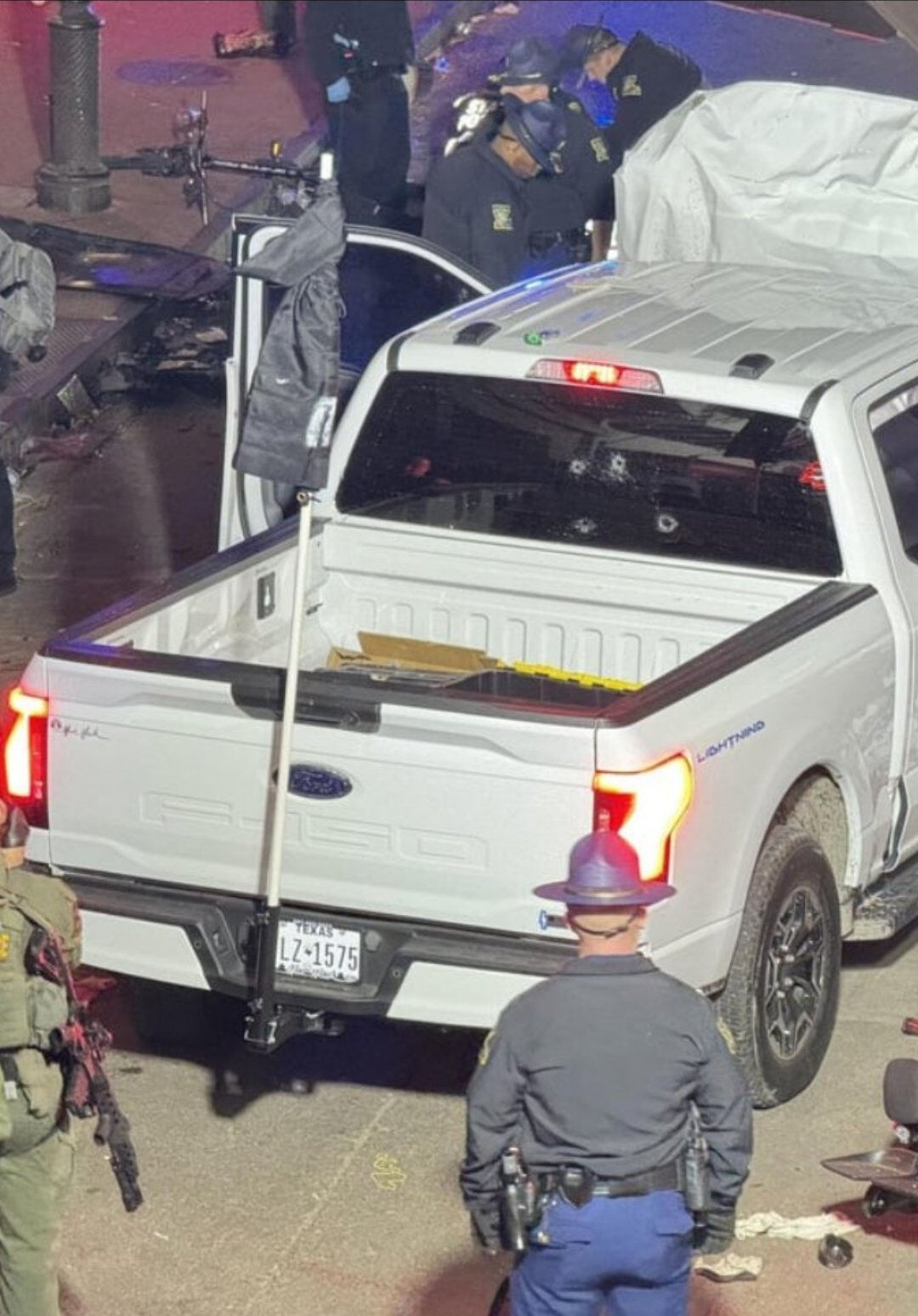 ABD'de facia! New Orleans'da bir araç yayaların arasına daldı: Ölü ve yaralılar var - 1. Resim