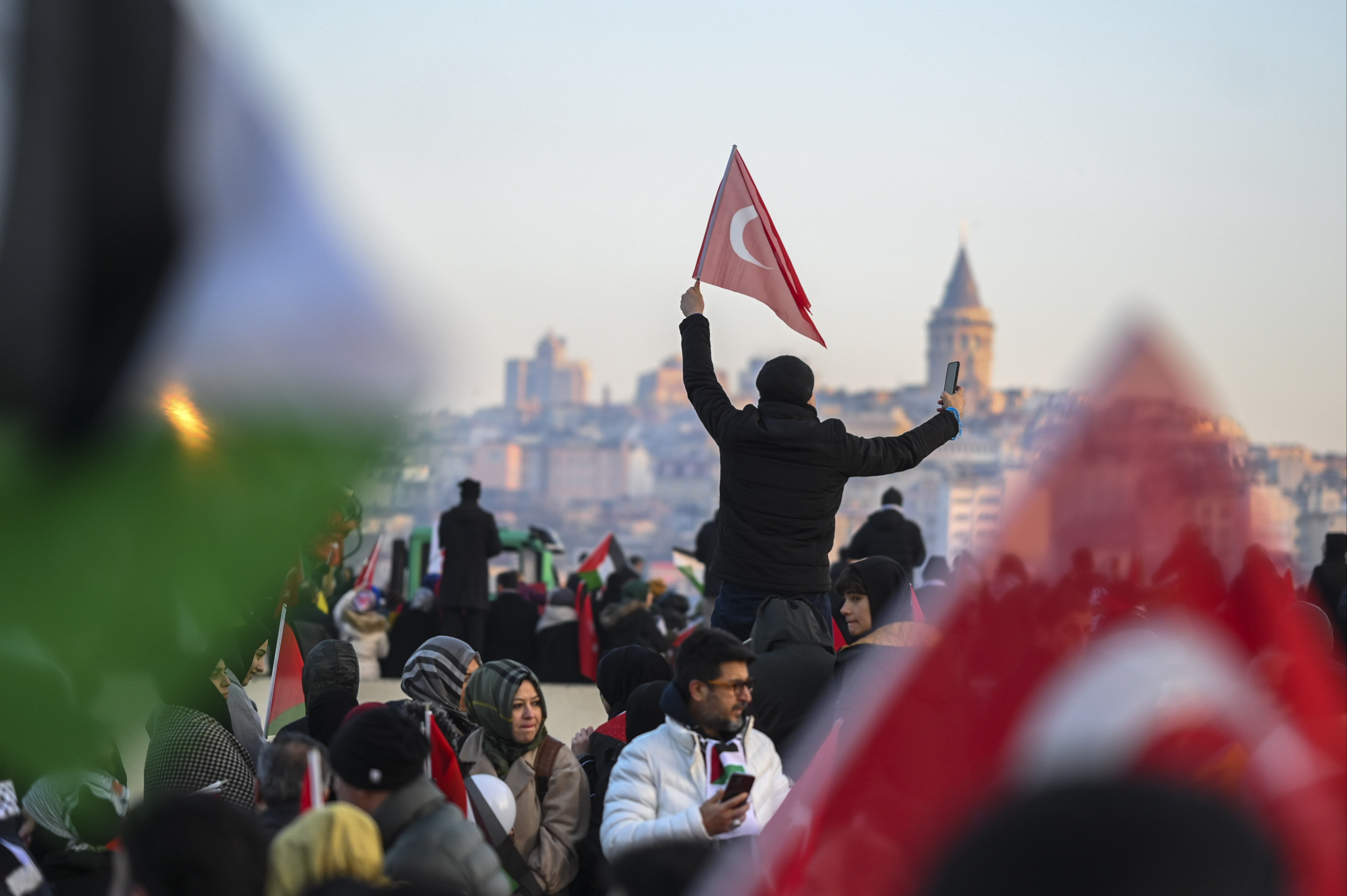 Bilal Erdoğan'dan tarihi mitingde dünyaya mesaj: Batı'nın maskesi Gazze'de düştü Bilal Erdoğan'dan tarihi mitingde dünyaya mesaj: Batı'nın maskesi Gazze'de düştü - 4. Resim