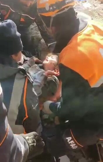 Depremde 2 kızını ve bir kolunu kaybetti! Acılı annenin yeni yıldan dileği yürekleri sızlattı - 3. Resim