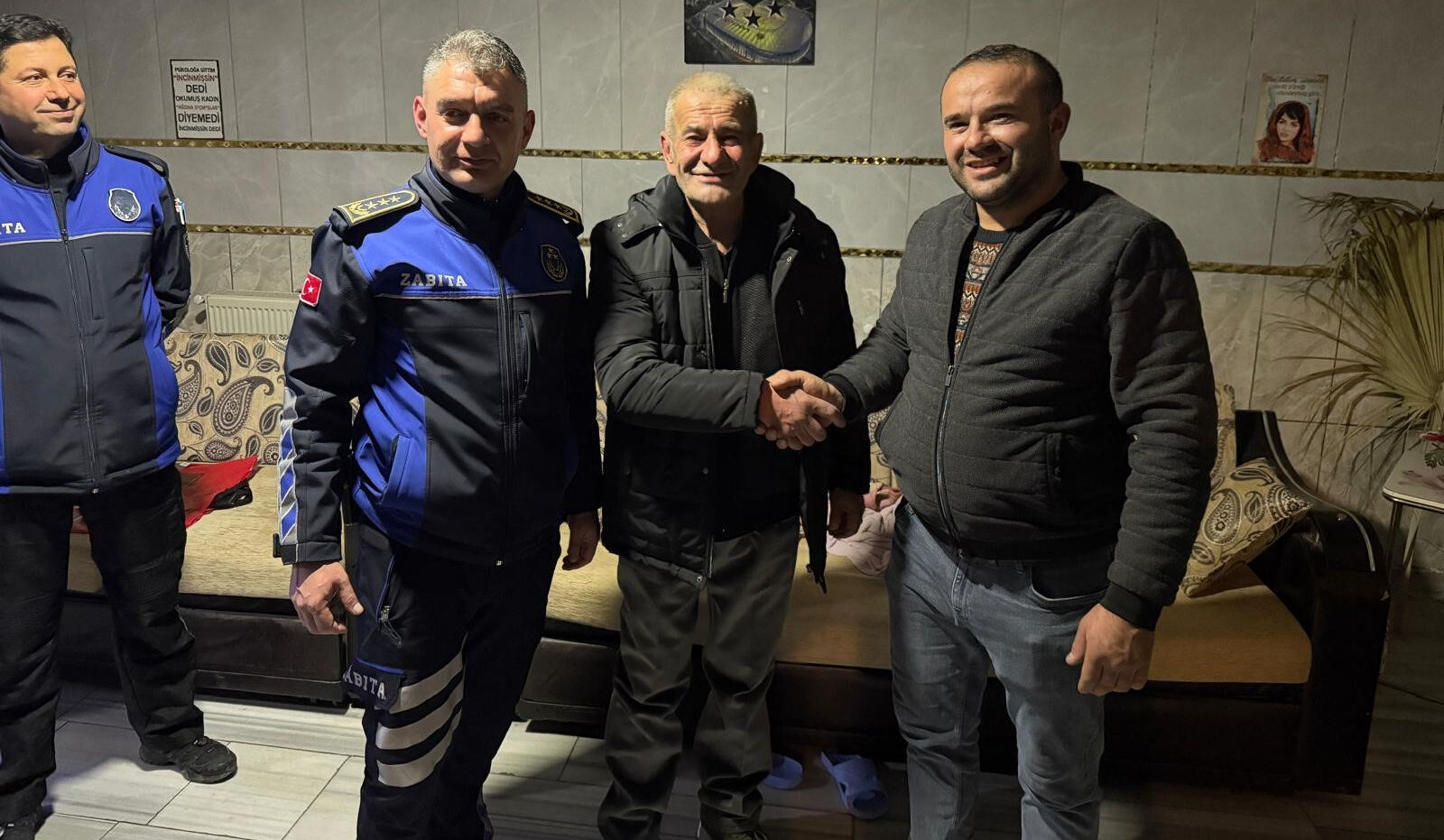 Evsiz zannedip yardım ettiler, gerçekle şoke oldular! Belediye ekipleri seferber oldu - 1. Resim